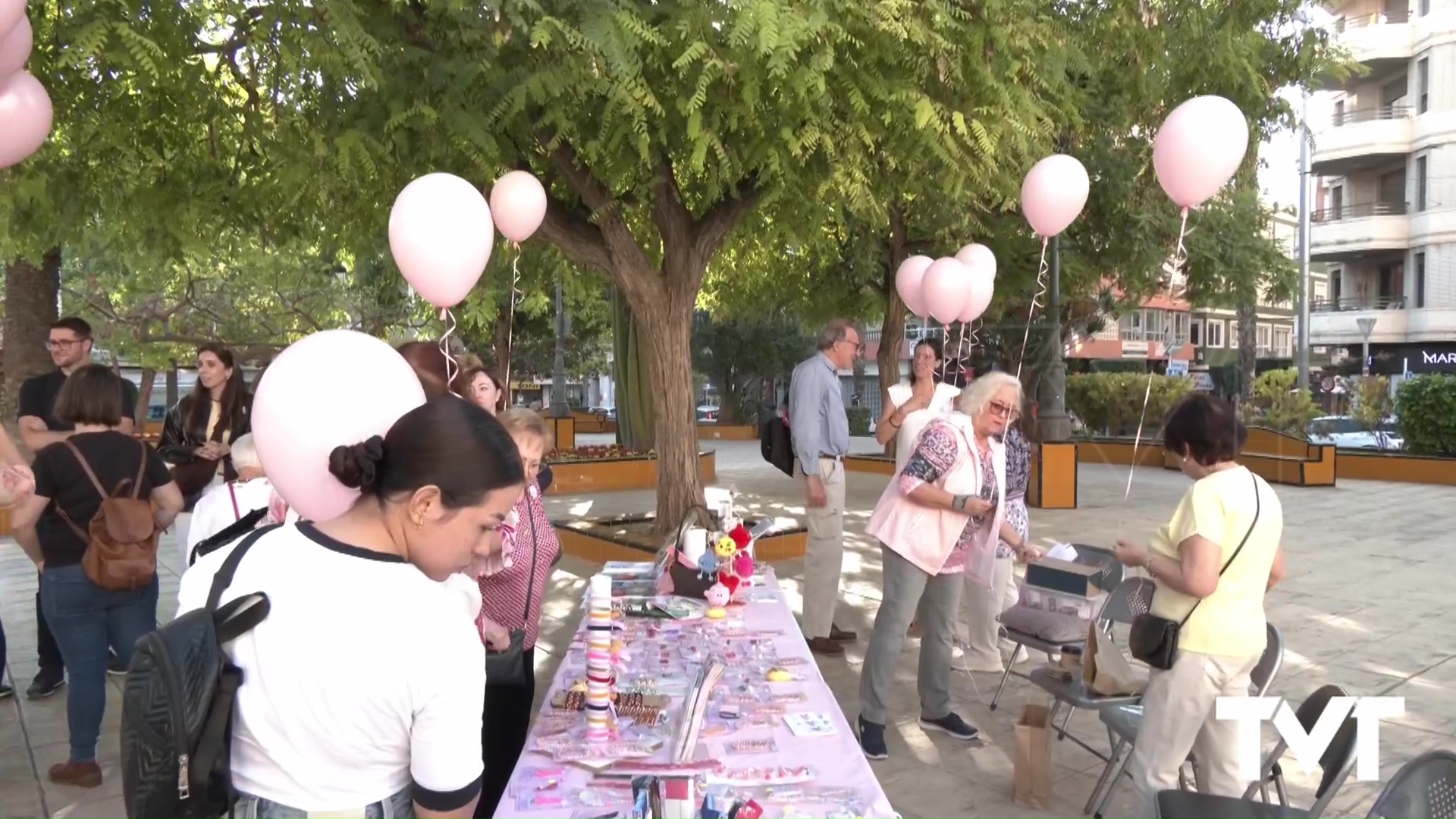 Imagen de Suelta de globos rosas y lectura manifiesto para sumarse al Día internacional del Cáncer de mama