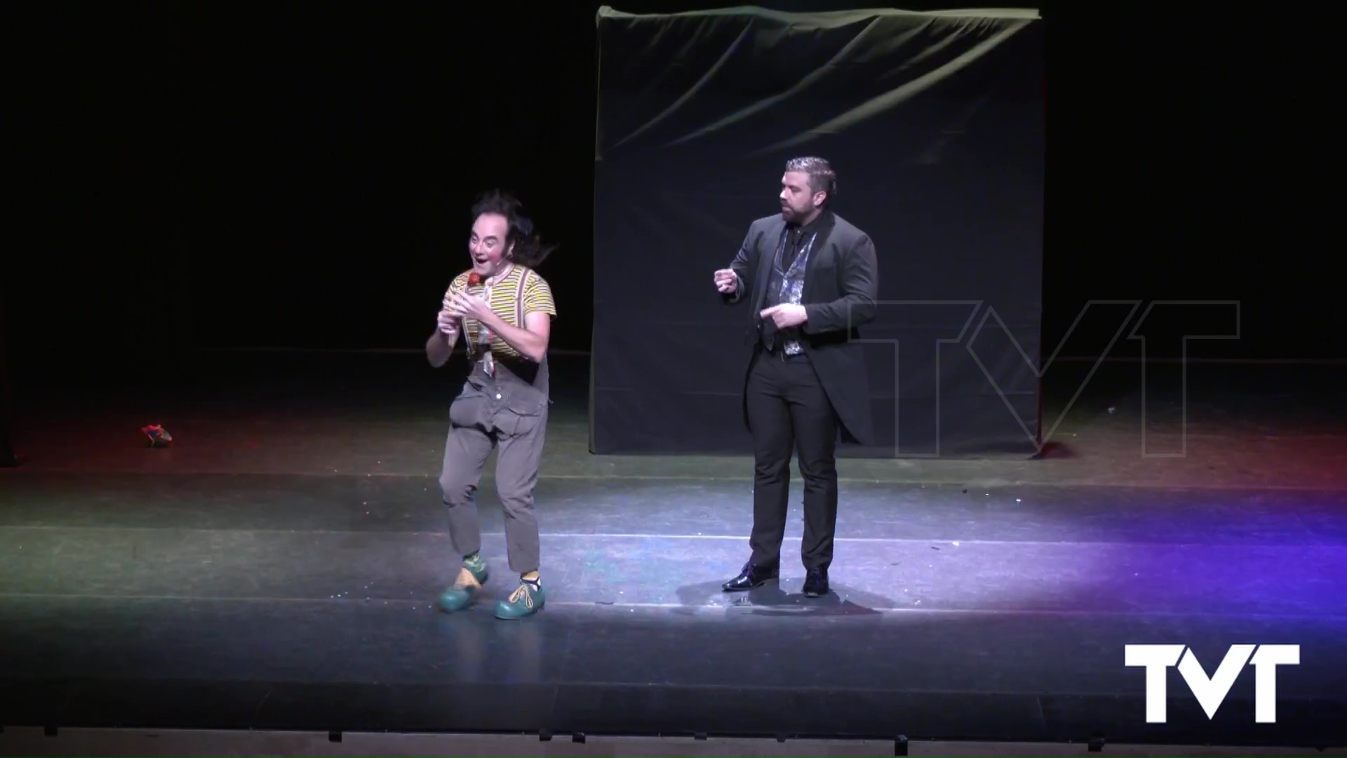 Imagen de Estrenado el VI Ciclo Teatro para todos con « El loco Show de Manolo Costa y Mindanguillo» 