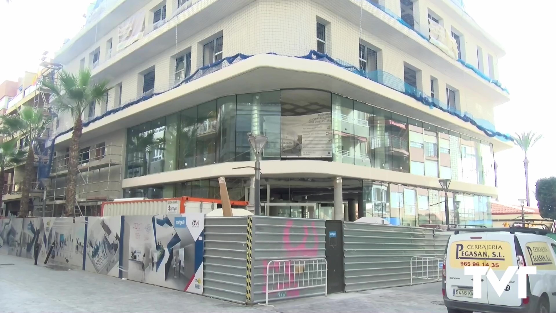 Imagen de Instaladas las grandes cristaleras que envuelven el edificio de la nueva sede universitaria y oficinas de Agamed