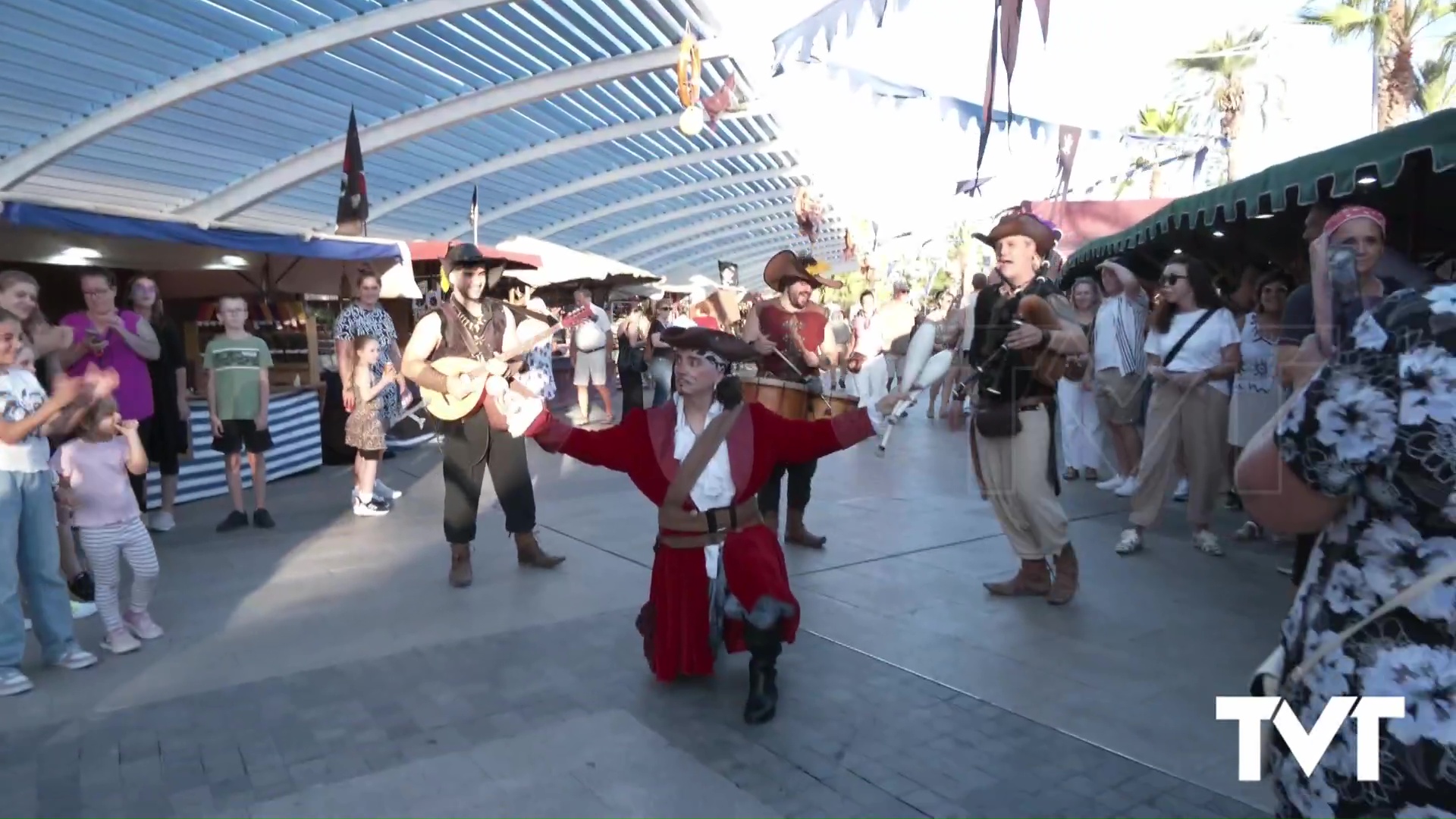 Imagen de Cientos de personas visitan el mercado marinero de Torrevieja 