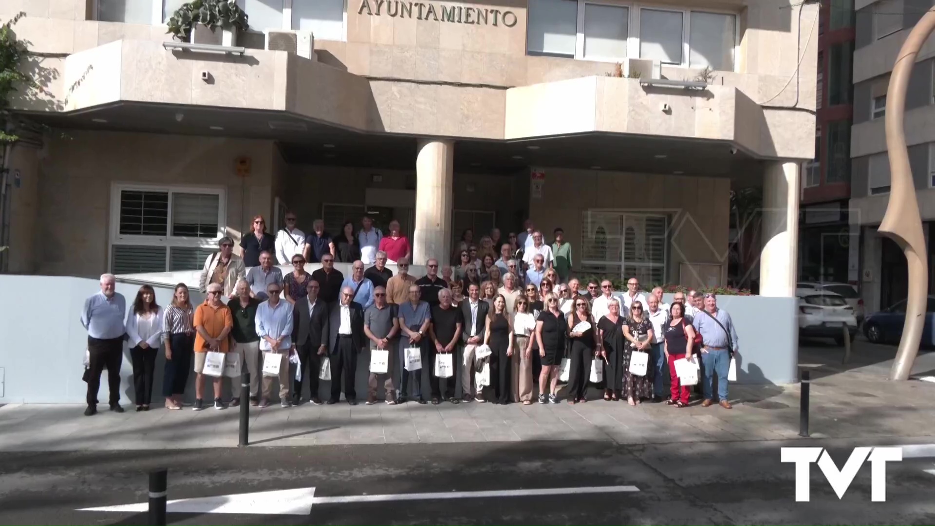 Imagen de Más de 60 antiguos alumnos y profesores celebran los 50 años del inicio de BUP en Torrevieja 
