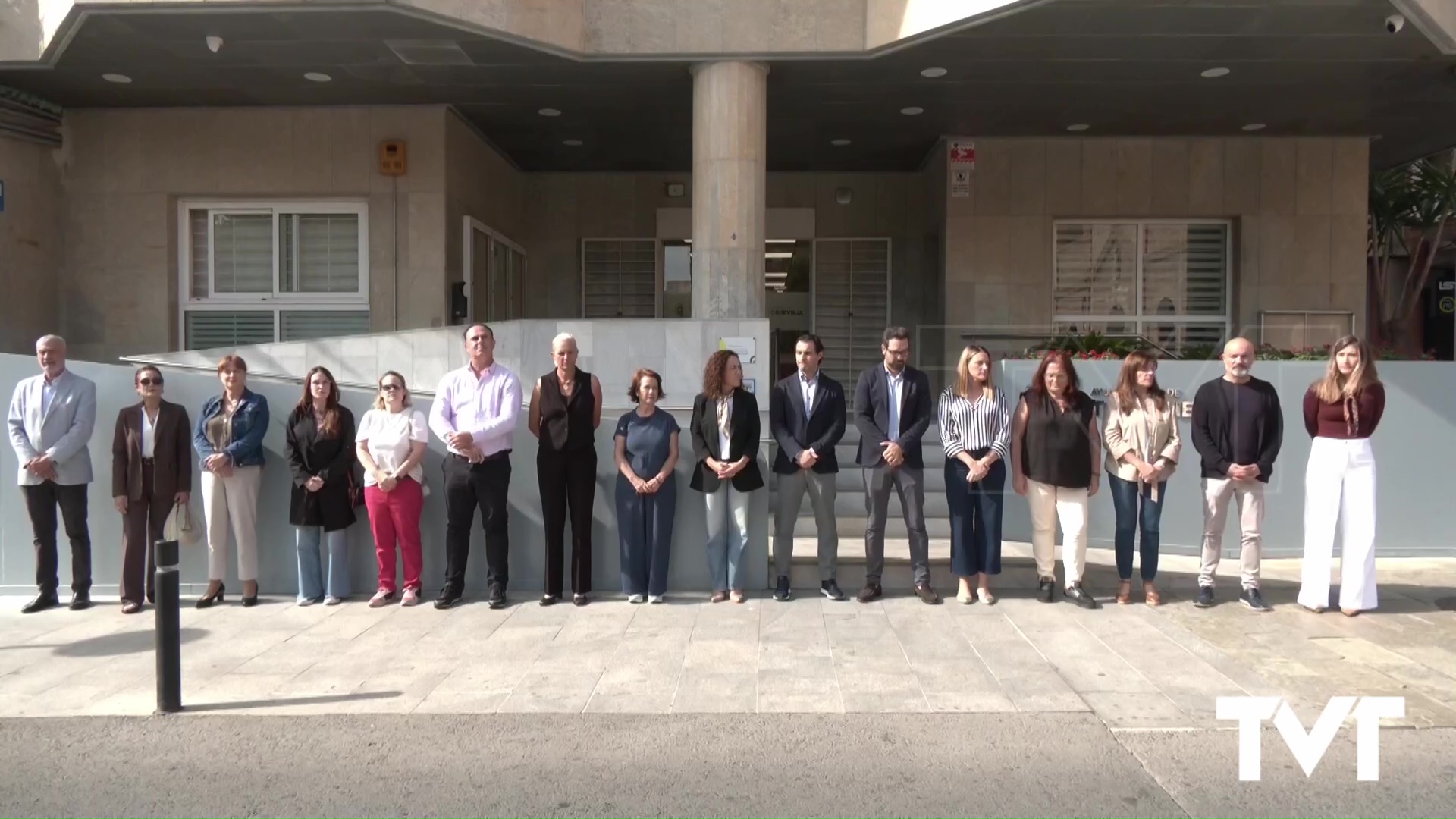Imagen de Banderas a media asta y minuto de silencio en Torrevieja cuando se cumple un año de la dana que asoló al pueblo valenciano