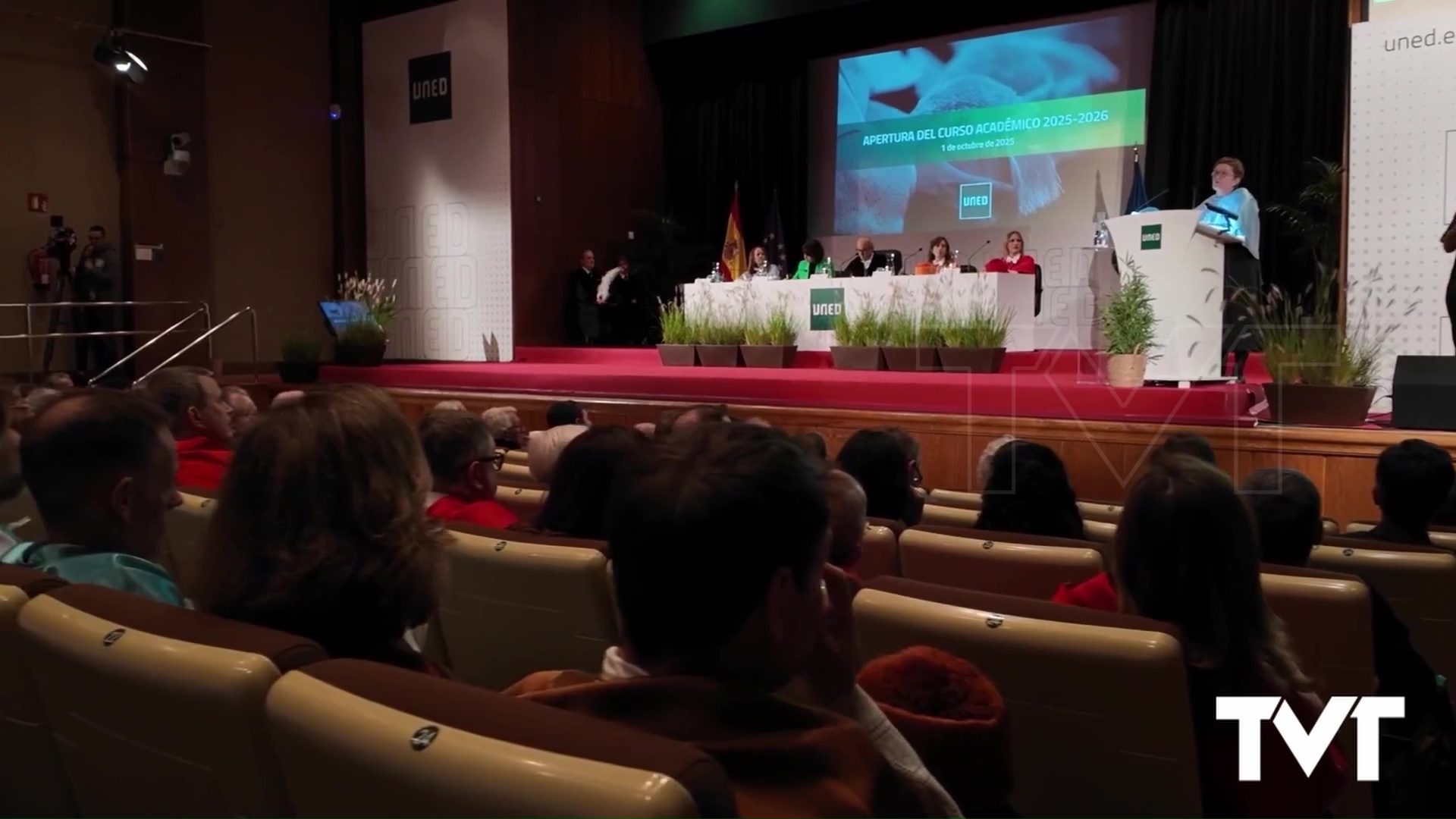 Imagen de La primera graduada en Educación Infantil de Torrevieja recibe su diploma 