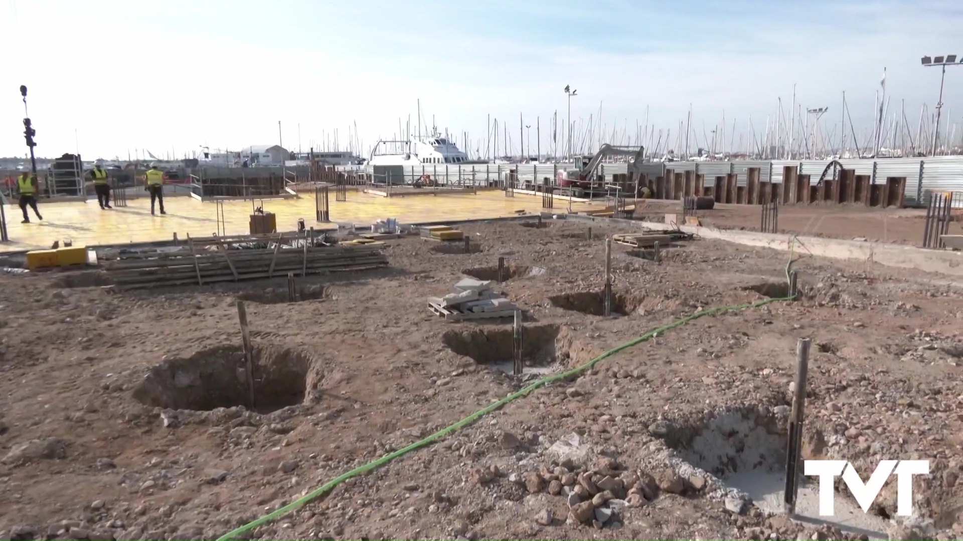 Imagen de Trabajos de instalación de pilas que sustentan la rampa de acceso a la zona de ocio desde el Muelle Mínguez y donde se generará una nueva lámina de agua
