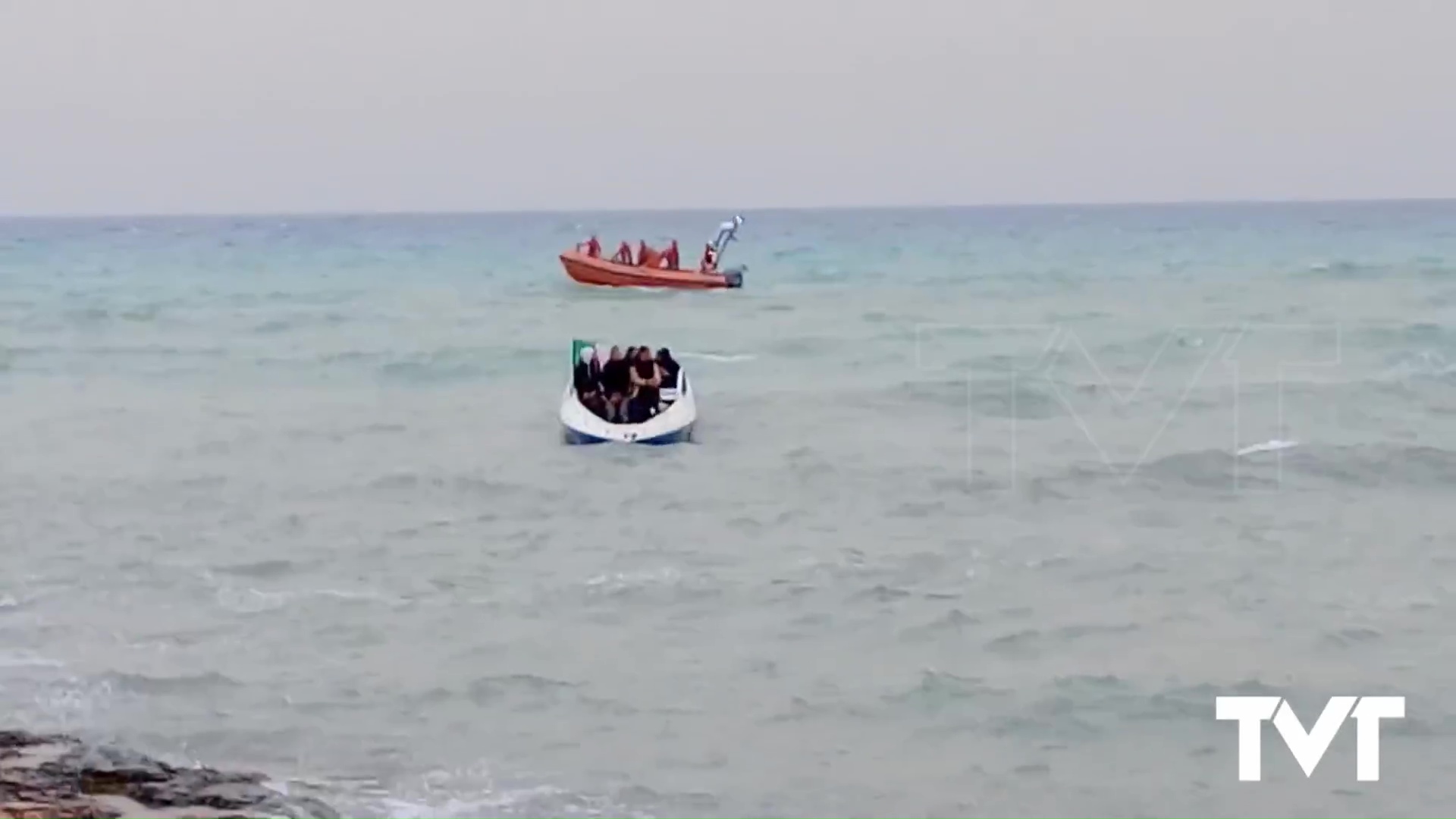 Imagen de Una lancha llega a Torrevieja con cinco inmigrantes a bordo que fueron arrestados y trasladados a Extranjería de Alicante