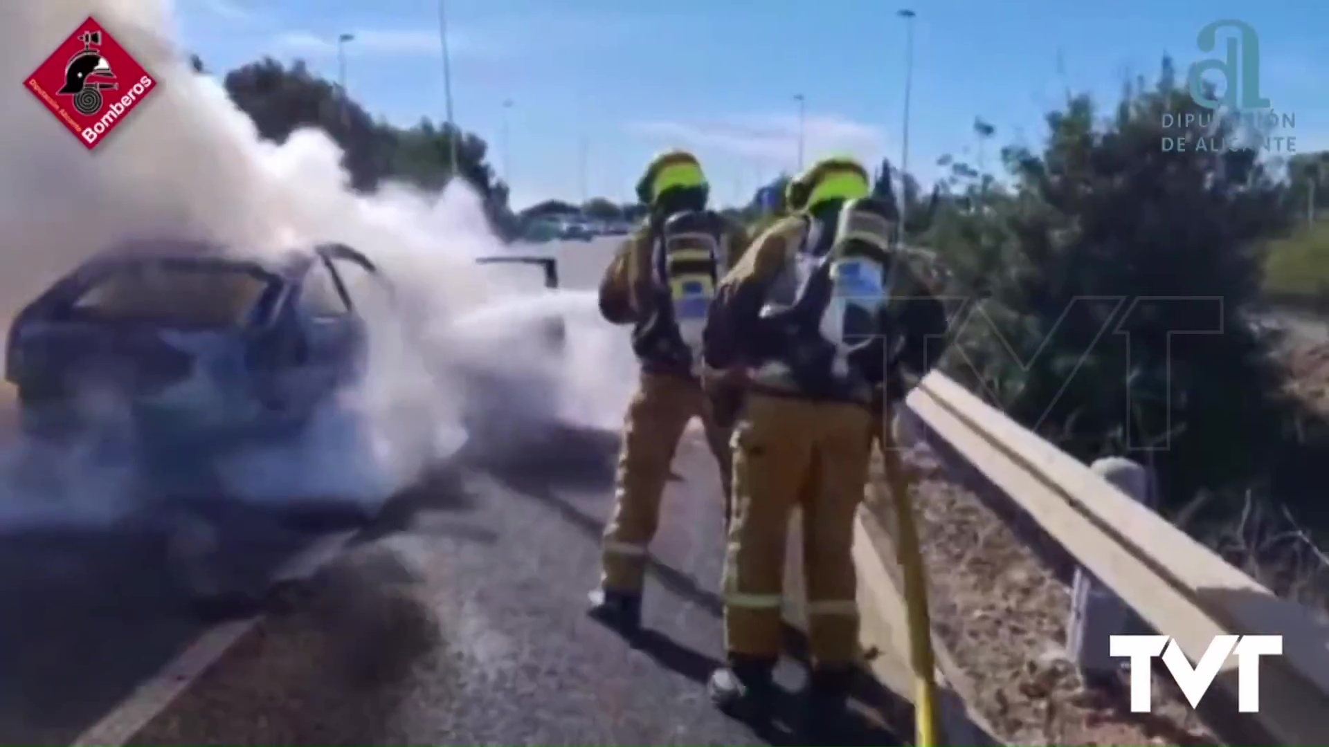 Imagen de Un coche comienza a arder en la N 332 tras impacto con otro vehículo