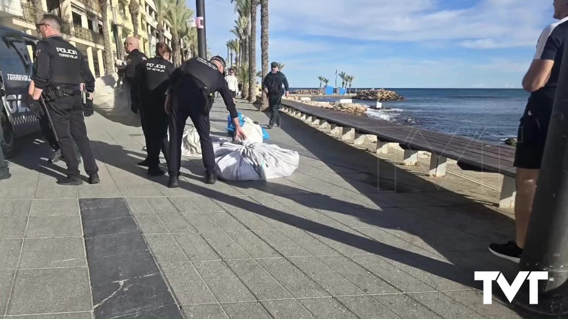 Imagen de Policía Local y Guardia Civil trabajan conjuntamente contra la venta ilegal ambulante