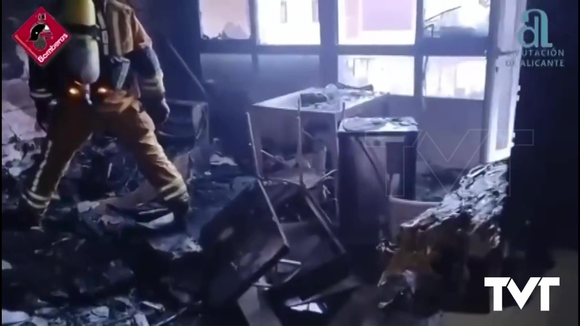 Imagen de Los bomberos de Torrevieja evitan la propagación del fuego tras incendio de una vivienda