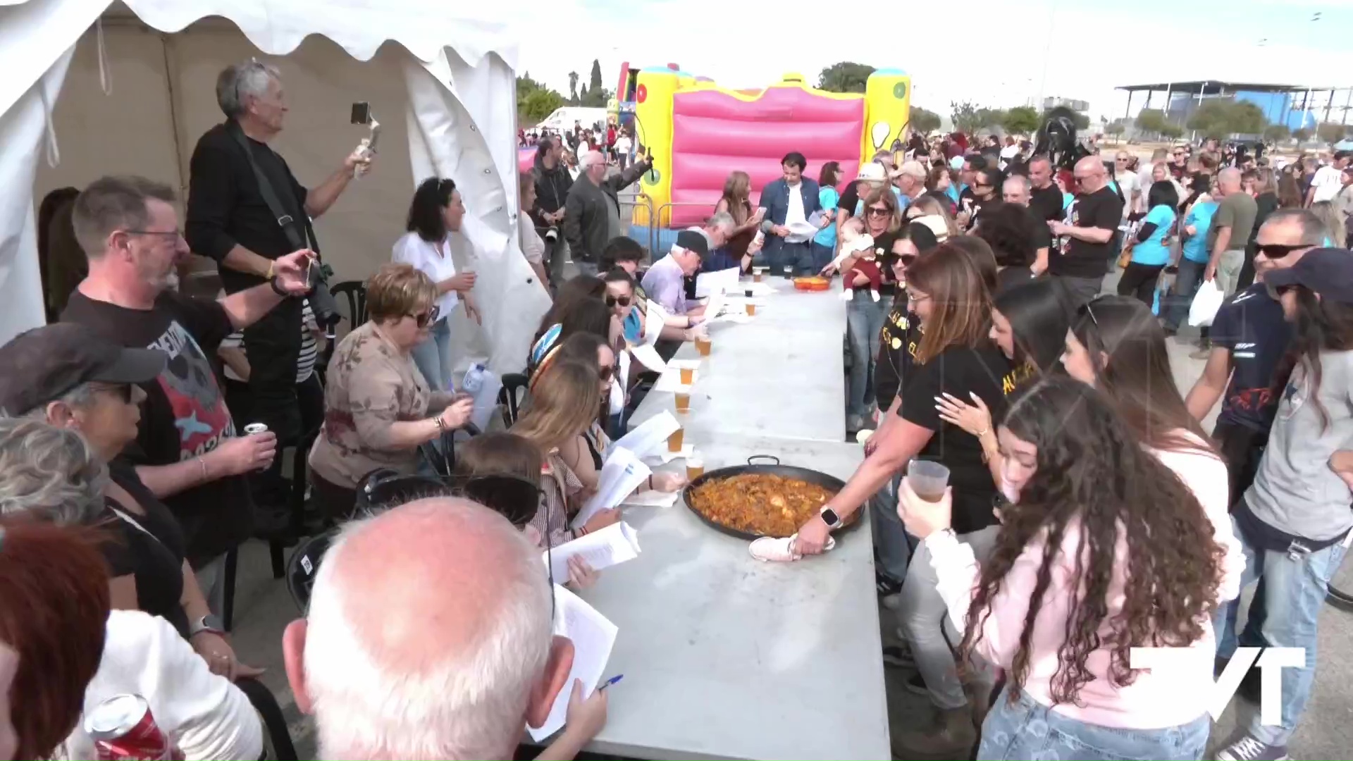 Imagen de Miles de personas celebran el «Día de Paellas» en el Parque Antonio Soria