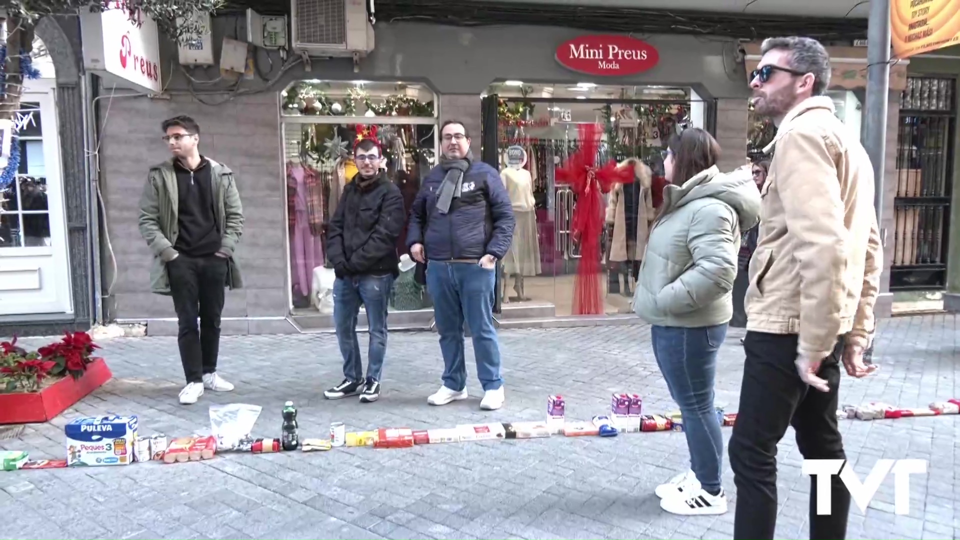 Imagen de Cita clásica en la mañana del 24 de diciembre: línea solidaria de monedas y alimentos