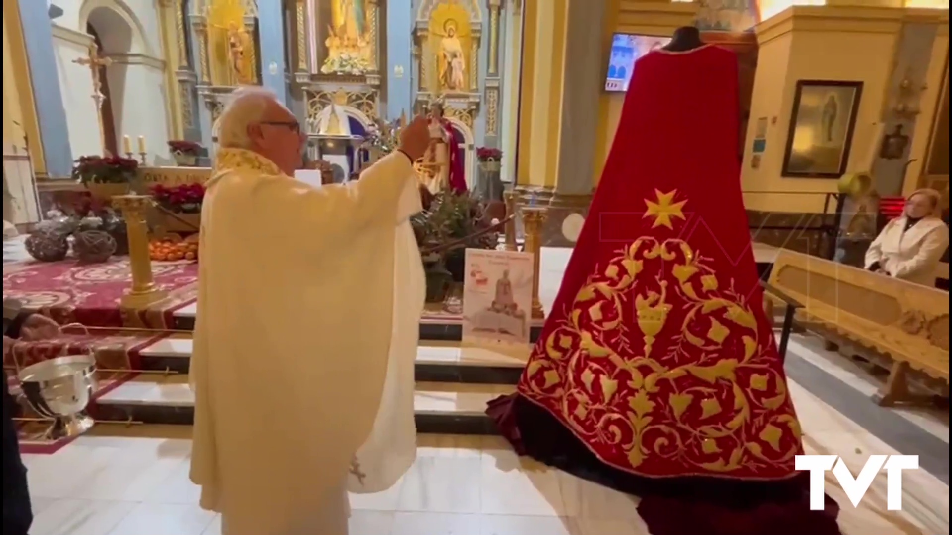 Imagen de Bendecida la nueva capa de San Juan Evangelista en la apertura del 75 aniversario de su cofradía