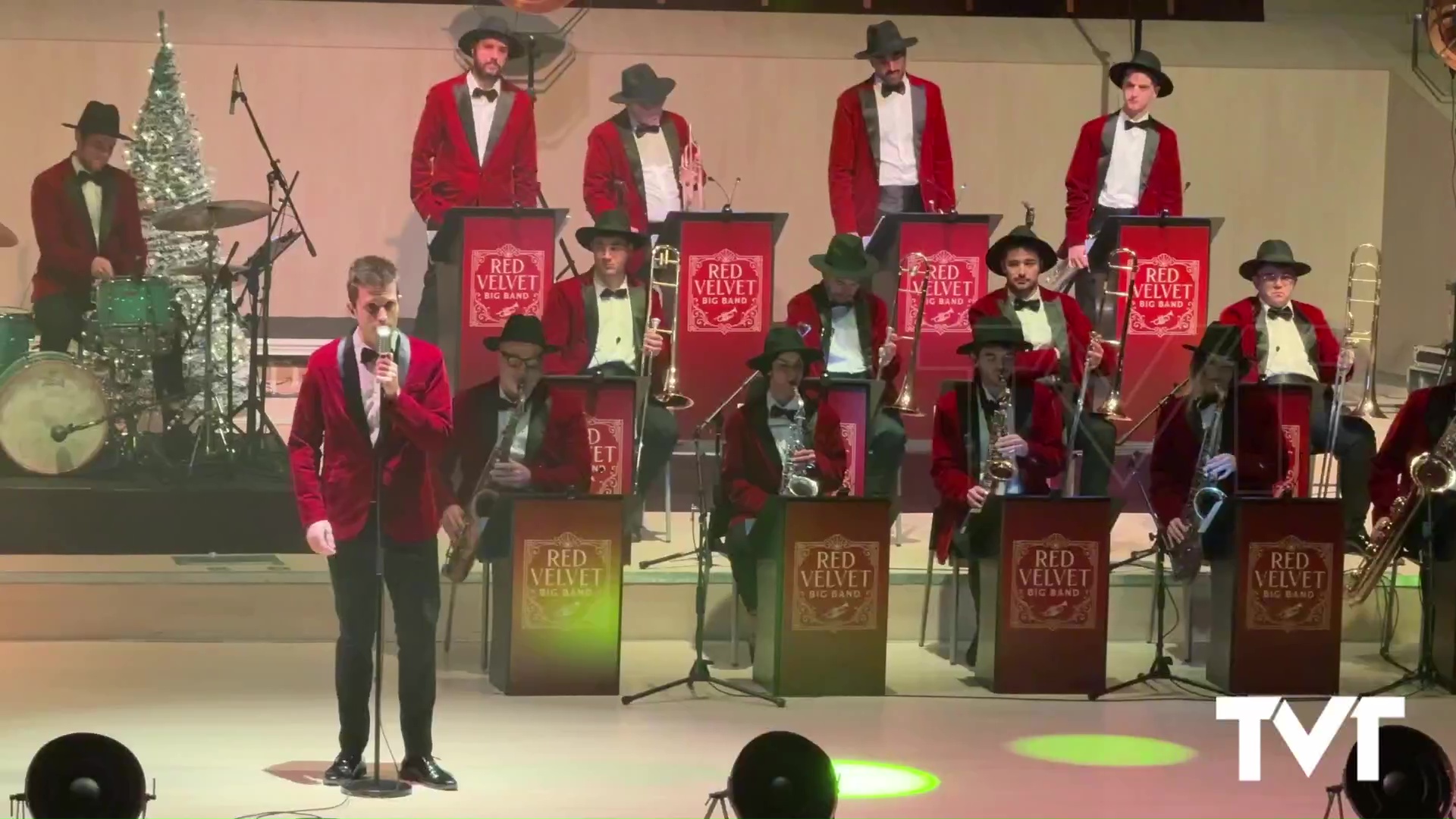Imagen de La elegancia de la Navidad llegó a Torrevieja con la Red Velvet Big Band, con pedida de mano incluida