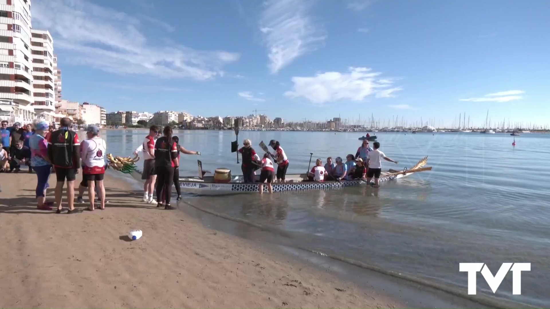Imagen de El Hospital Universitario de Torrevieja impulsa la actividad deportiva de remo en equipo «Dragon Boat» para pacientes con cáncer de mama
