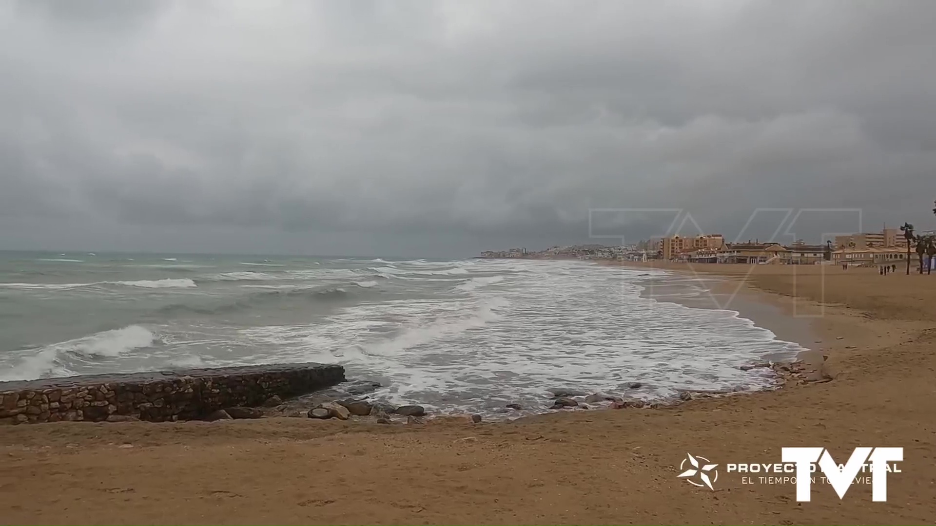 Imagen de Así rompía el mar en las Calas de Torrevieja con olas de hasta tres metros de altura