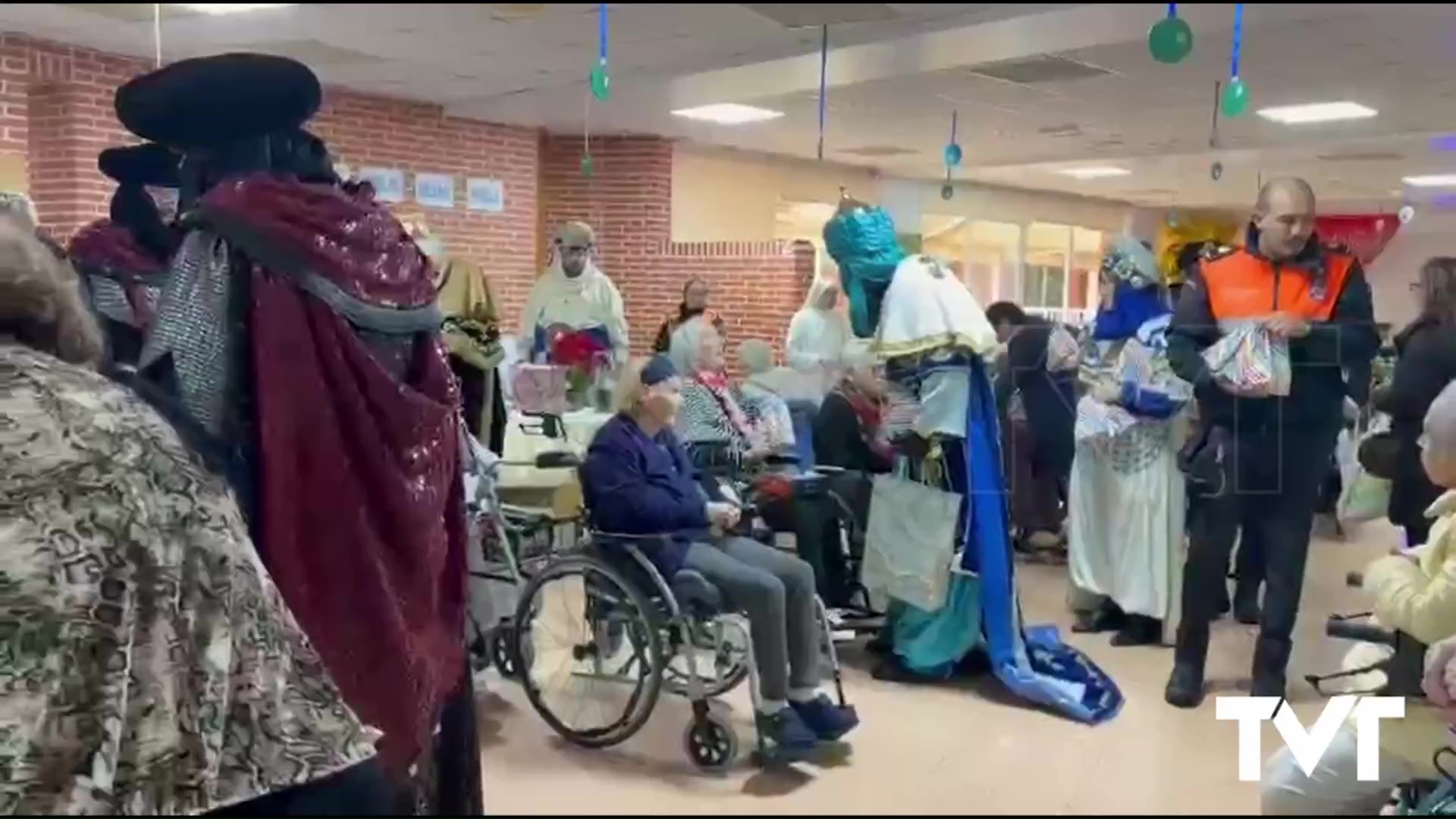 Imagen de Los Reyes Magos visitan las residencias y el hospital de Torrevieja