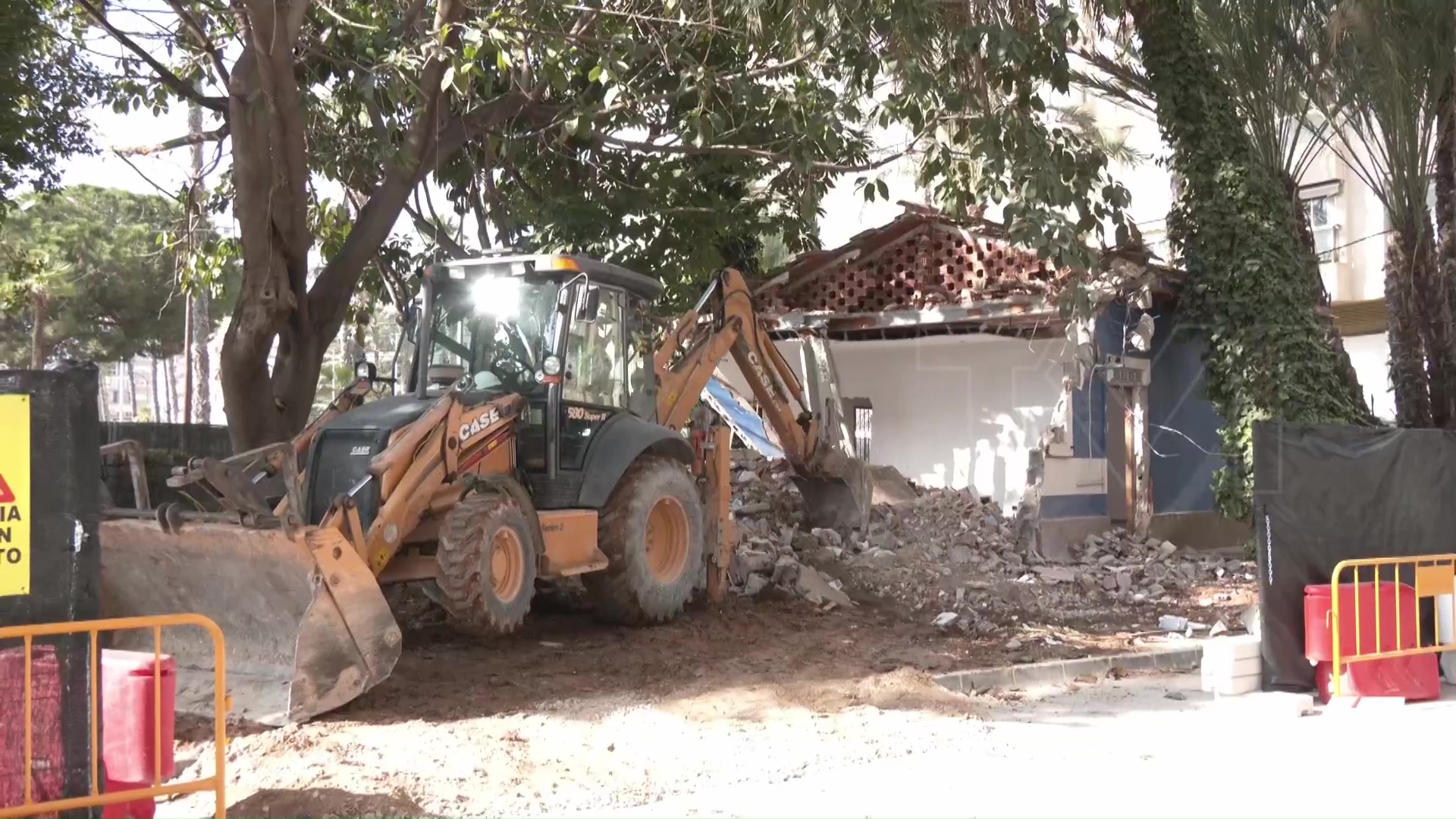 Imagen de Comienzan los trabajos para la demolición de la oficina Pangea de la Plaza Capdepont