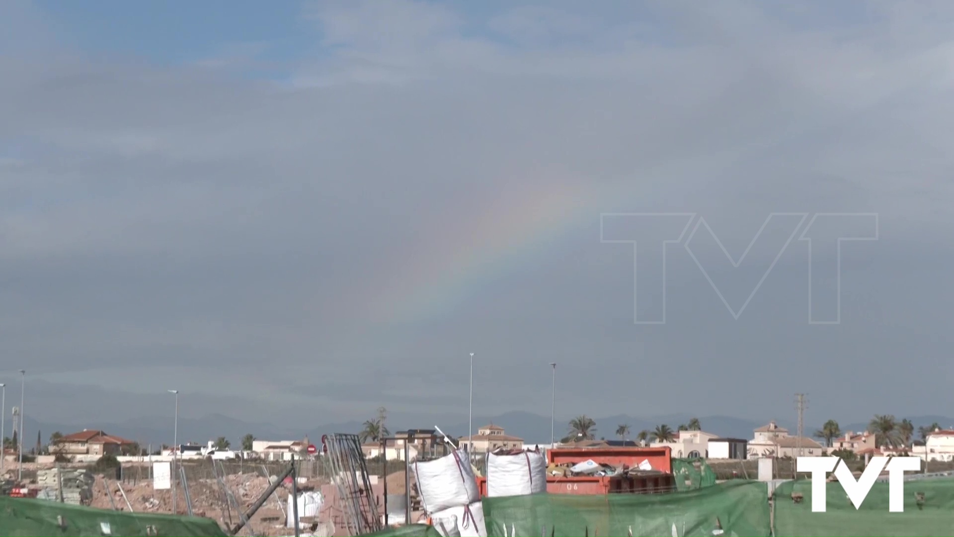 Imagen de Un arco iris luce en el cielo de Torrevieja sin haberse producido lluvia