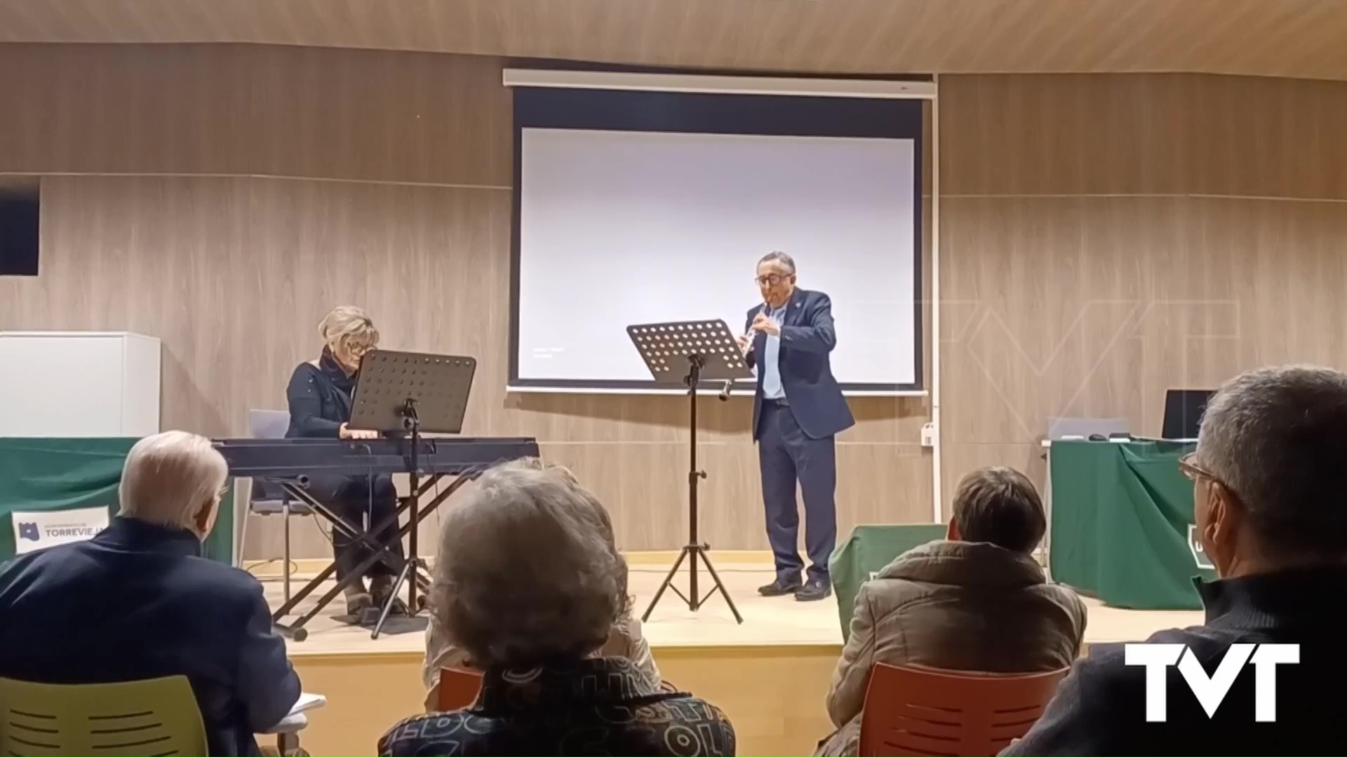 Imagen de Las batutas de los músicos encandilan al alumnado senior