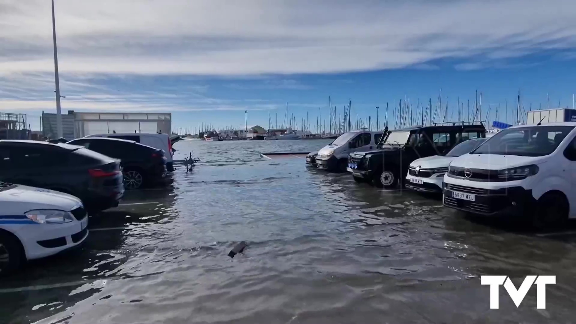 Imagen de Un bajada de presión atmosférica provoca una subida del nivel del mar que deja anegado el aparcamiento del RCNT