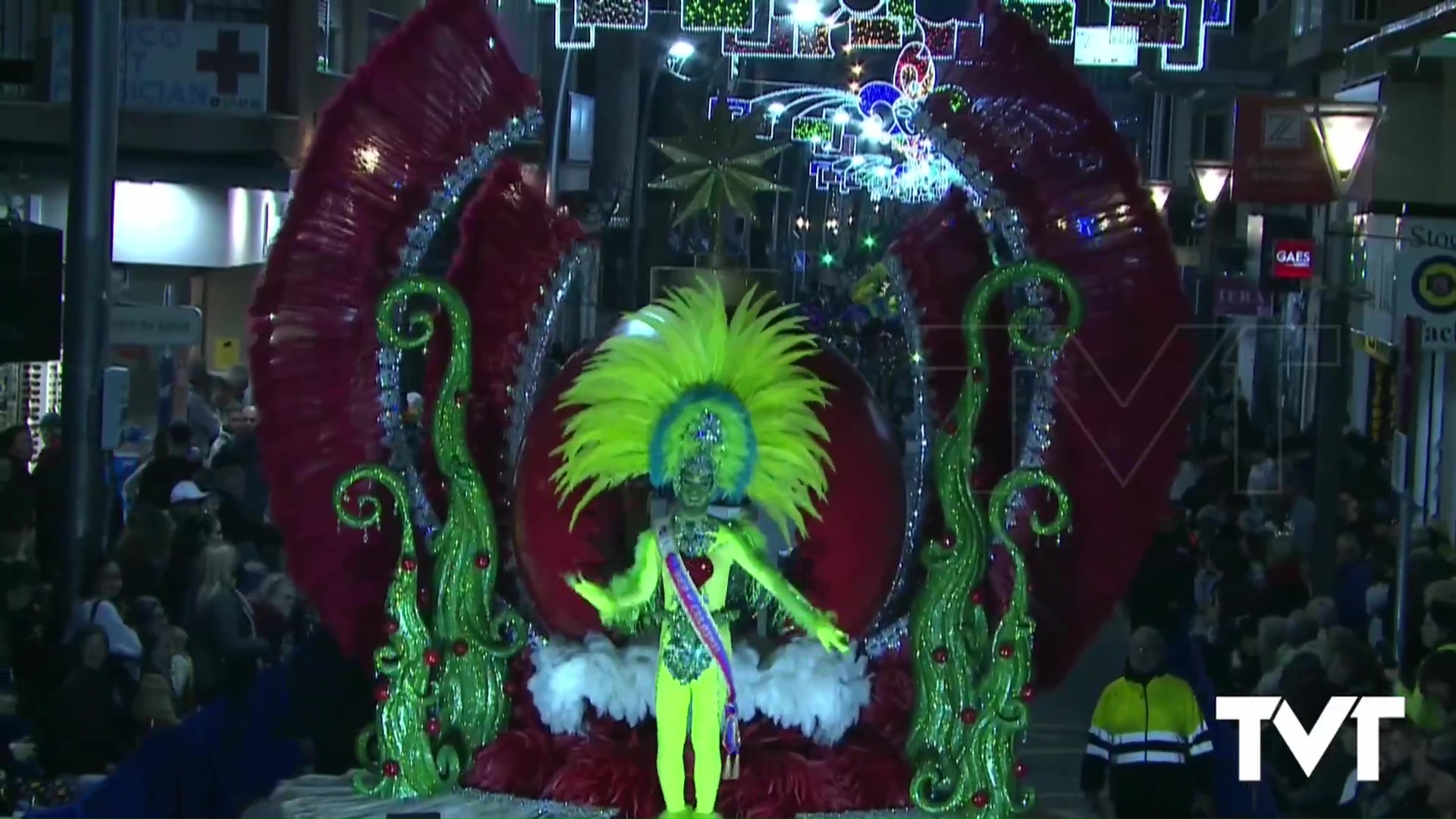 Imagen de El Desfile-Concurso del Carnaval de Torrevieja brilló como nunca en las calles de la ciudad de la sal. Explosión de color y espectáculo en cada rincón