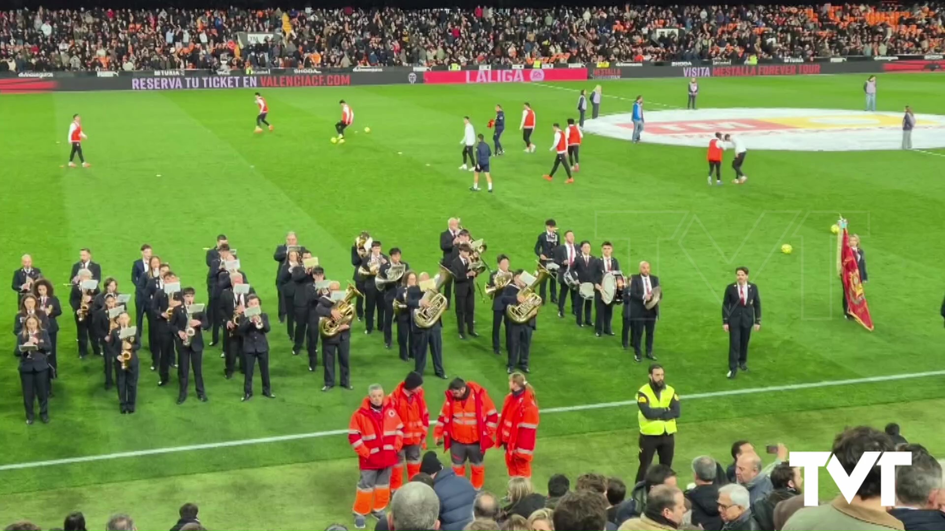 Imagen de La música de Los Salerosos llega en el partido del Valencia-Real Madrid disputado en El Mestalla