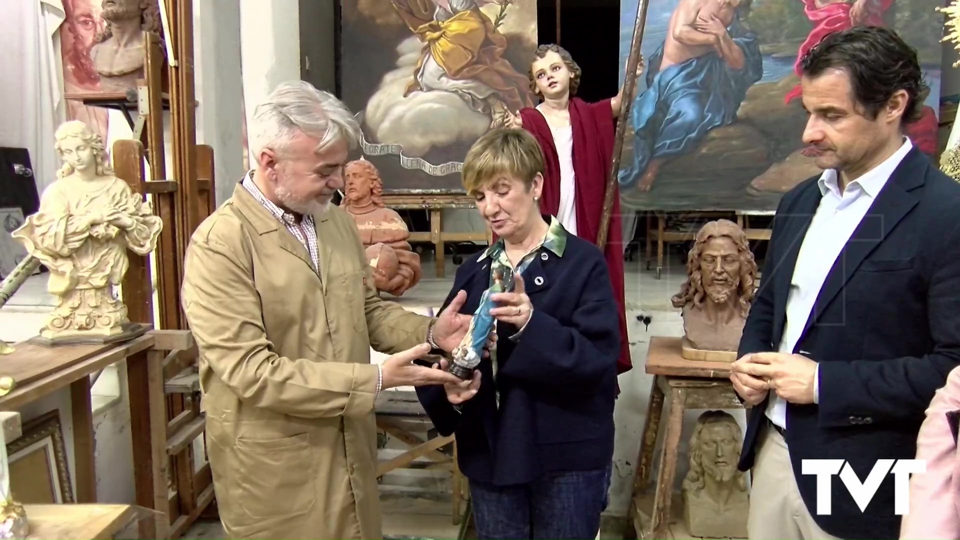 Imagen de El taller del artista torrevejense Víctor García recibe la visita de la consellera de turismo, Marián Cano