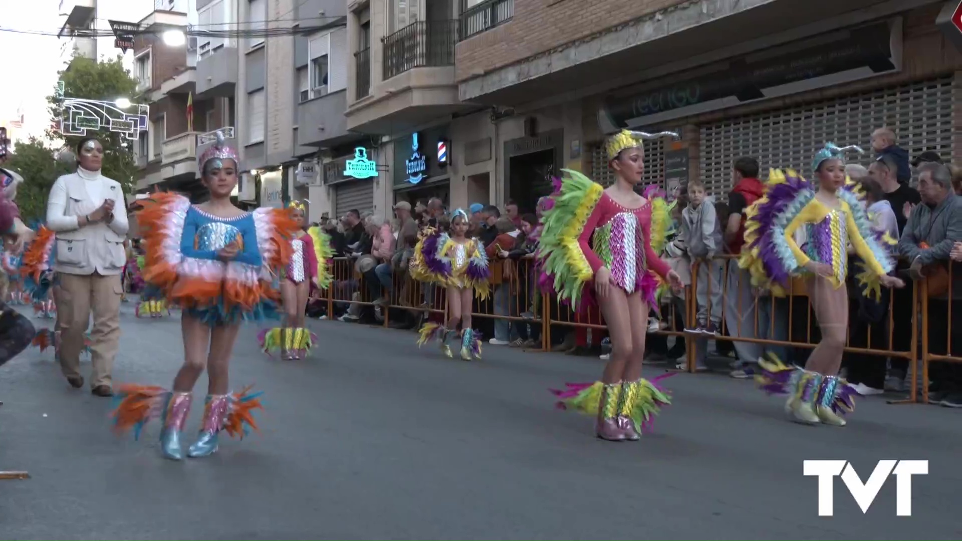 Imagen de Las calles brillaron con el Desfile nocturno del Carnaval de Torrevieja 