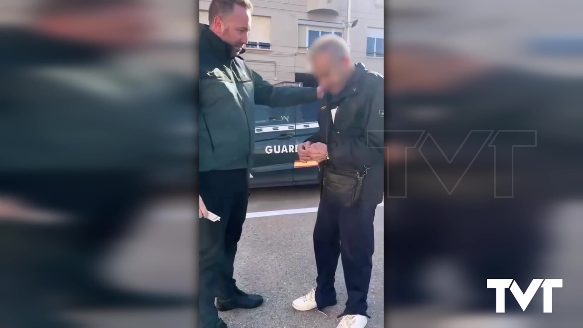 Imagen de La Guardia Civil devuelve a su propietario la cadena de oro que le fue robada en Torrevieja mediante el método del abrazo
