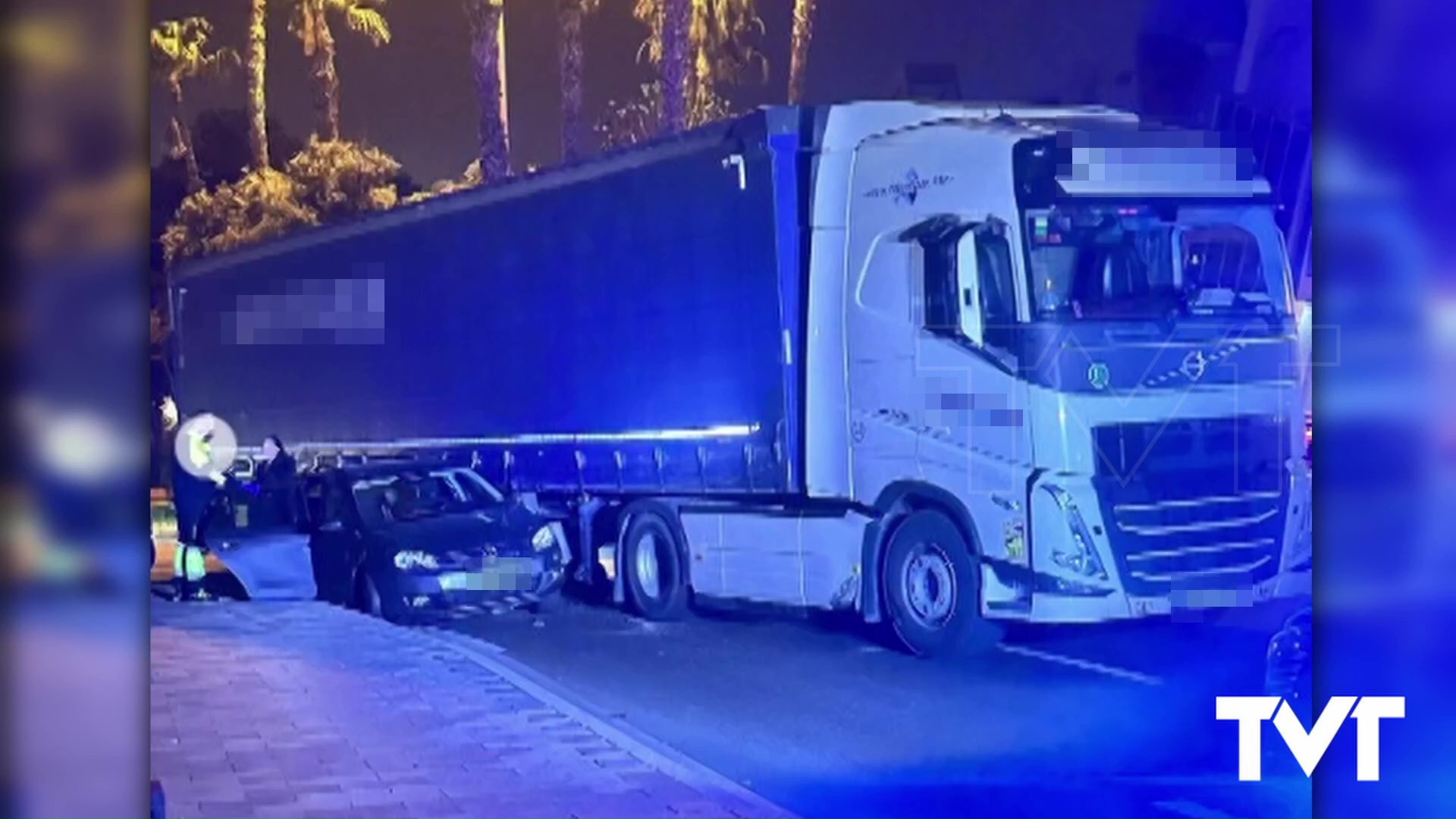 Imagen de  Aparatoso accidente entre un camión de gran tonelaje y un turismo en una rotonda de acceso a Torrevieja