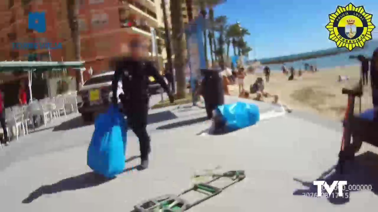 Imagen de 27 efectivos de Guardia civil y policía local intervienen en una operación contra el top manta