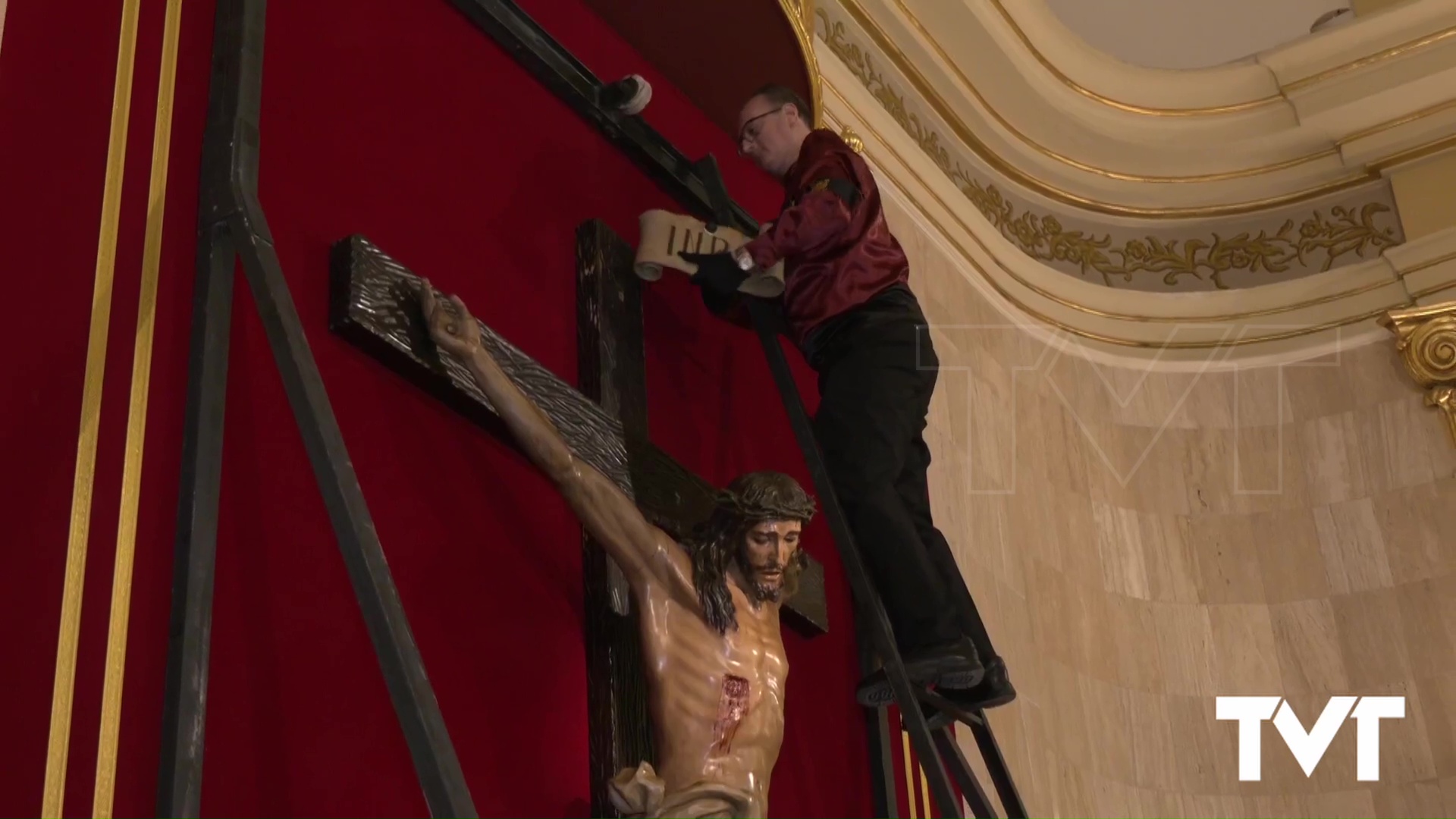 Imagen de Vicente García Soria ha sido el encargado de subir al altar para proceder a la bajada del Cristo Crucificado 