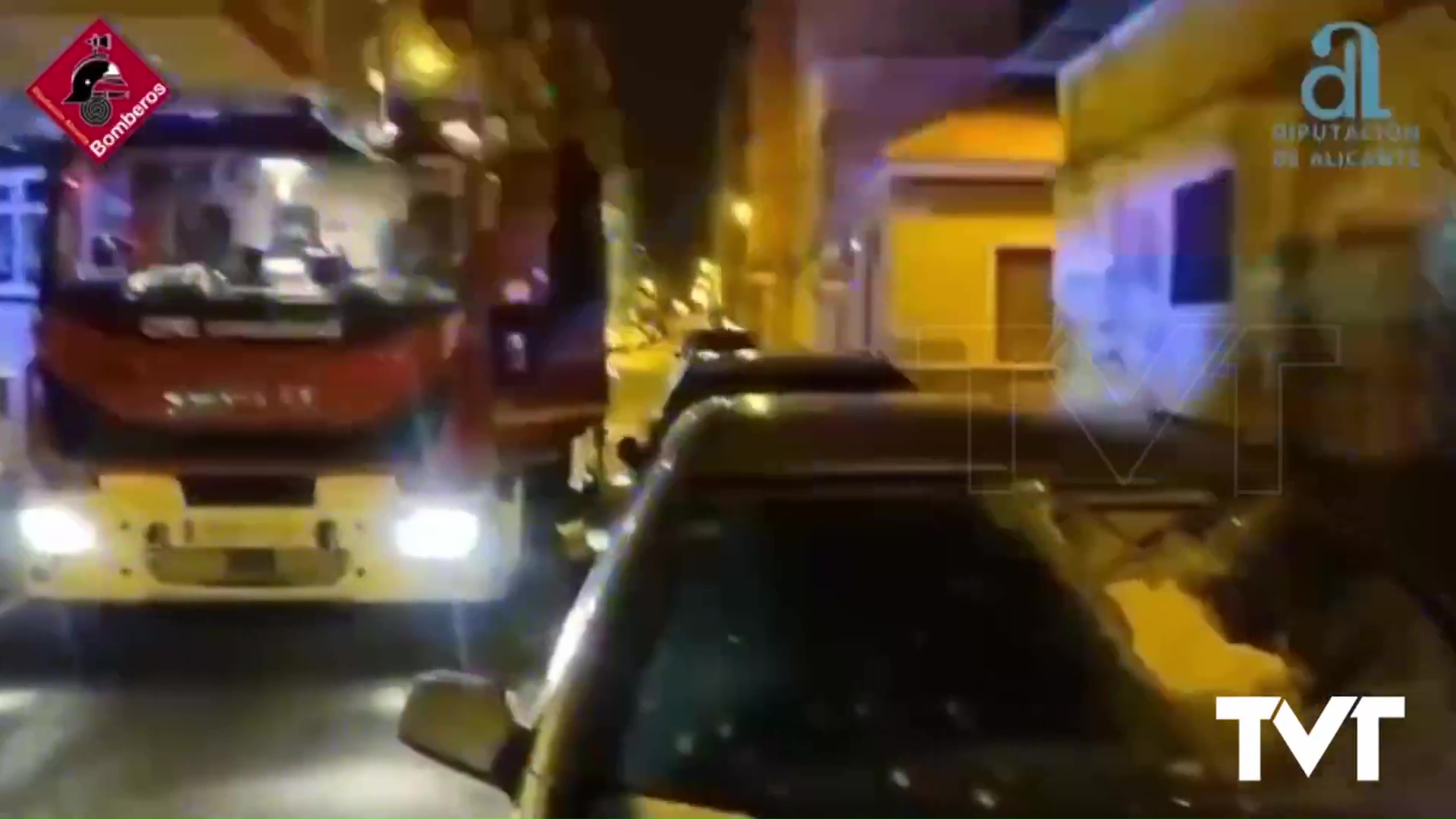 Imagen de Bomberos Torrevieja intervienen de madrugada en la fachada de un edificio 