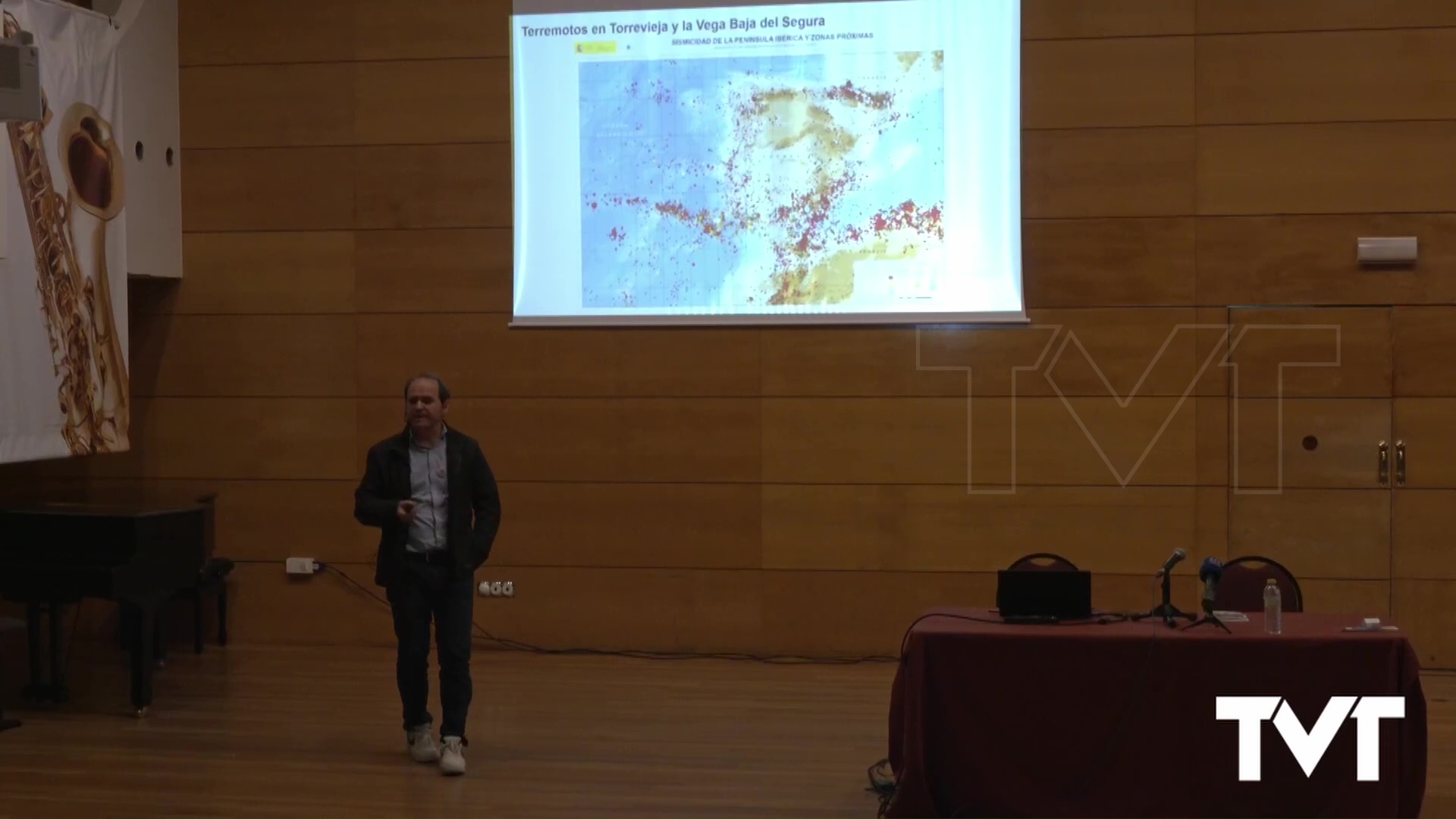 Imagen de Pedro Alfaro García imparte una clase magistral de geología con la referencia del terremoto
