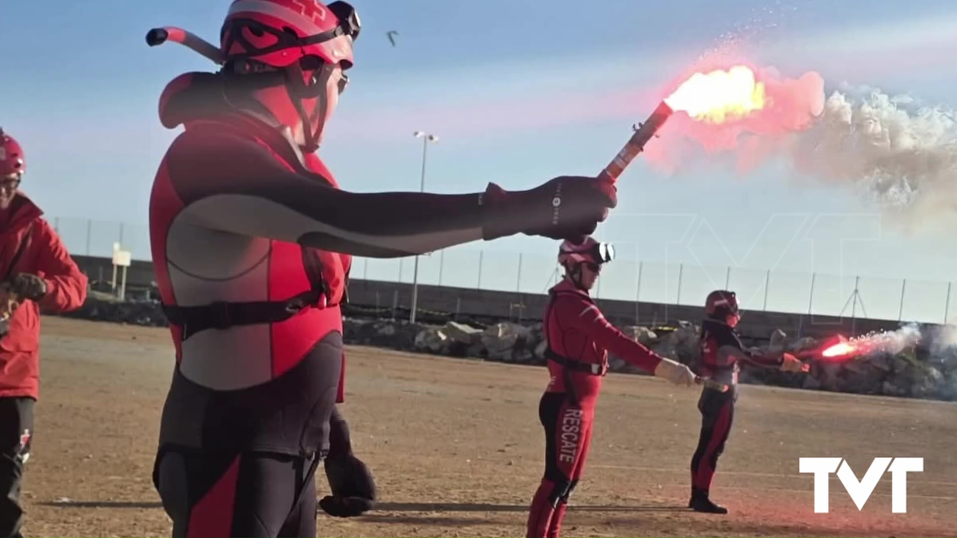 Imagen de Voluntarios de Salvamento Marítimo de Cruz Roja realizan entrenamientos en la costa torrevejense
