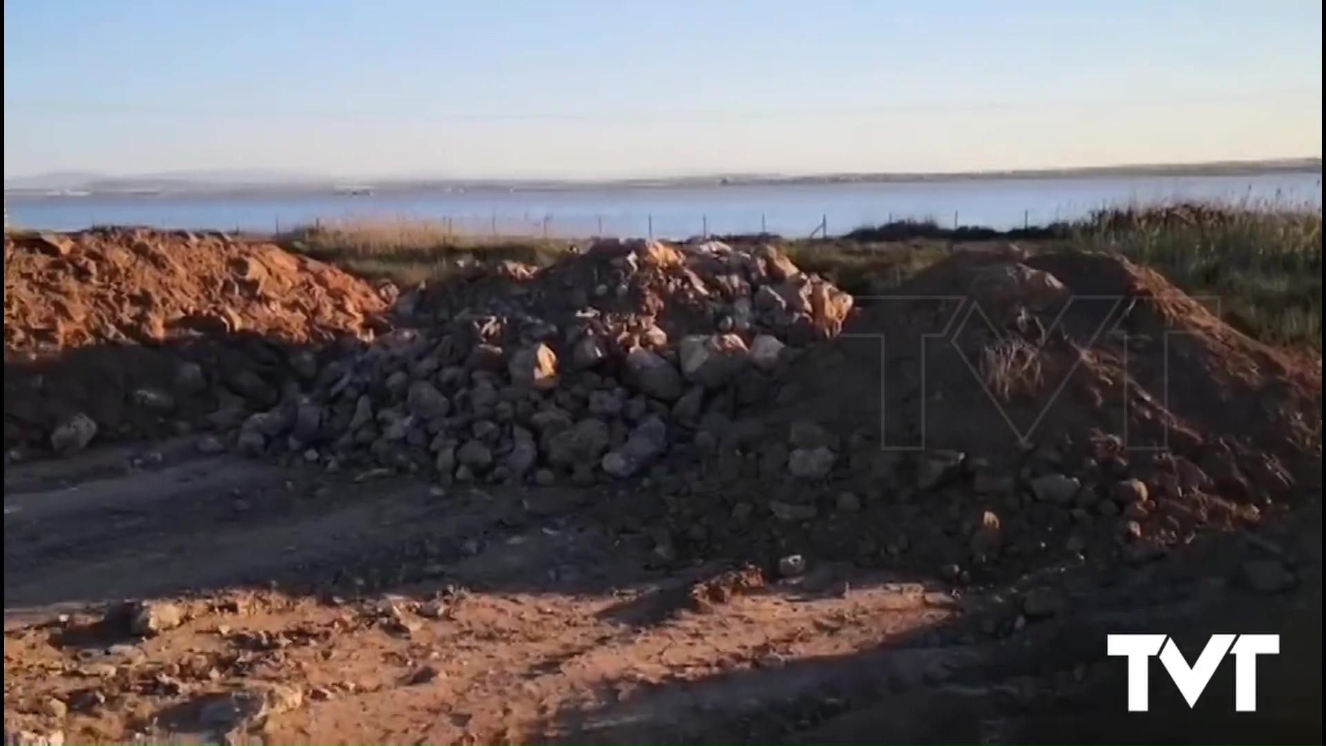 Imagen de AHSA denuncia la destrucción de vegetación natural por un vertido  junto a la Laguna de Torrevieja