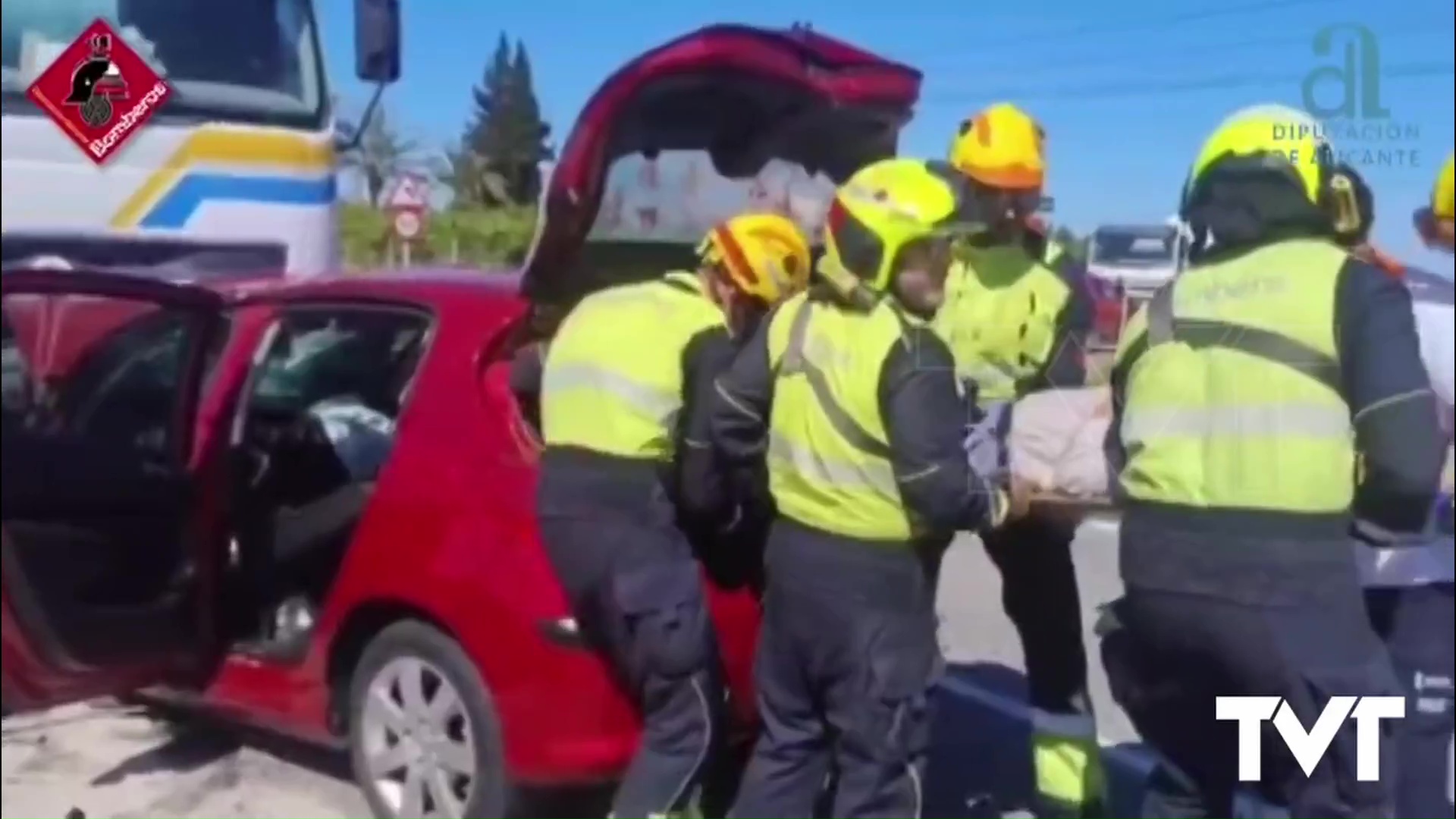 Imagen de Choque frontal entre un turismo y un camión hormigonera deja una persona herida