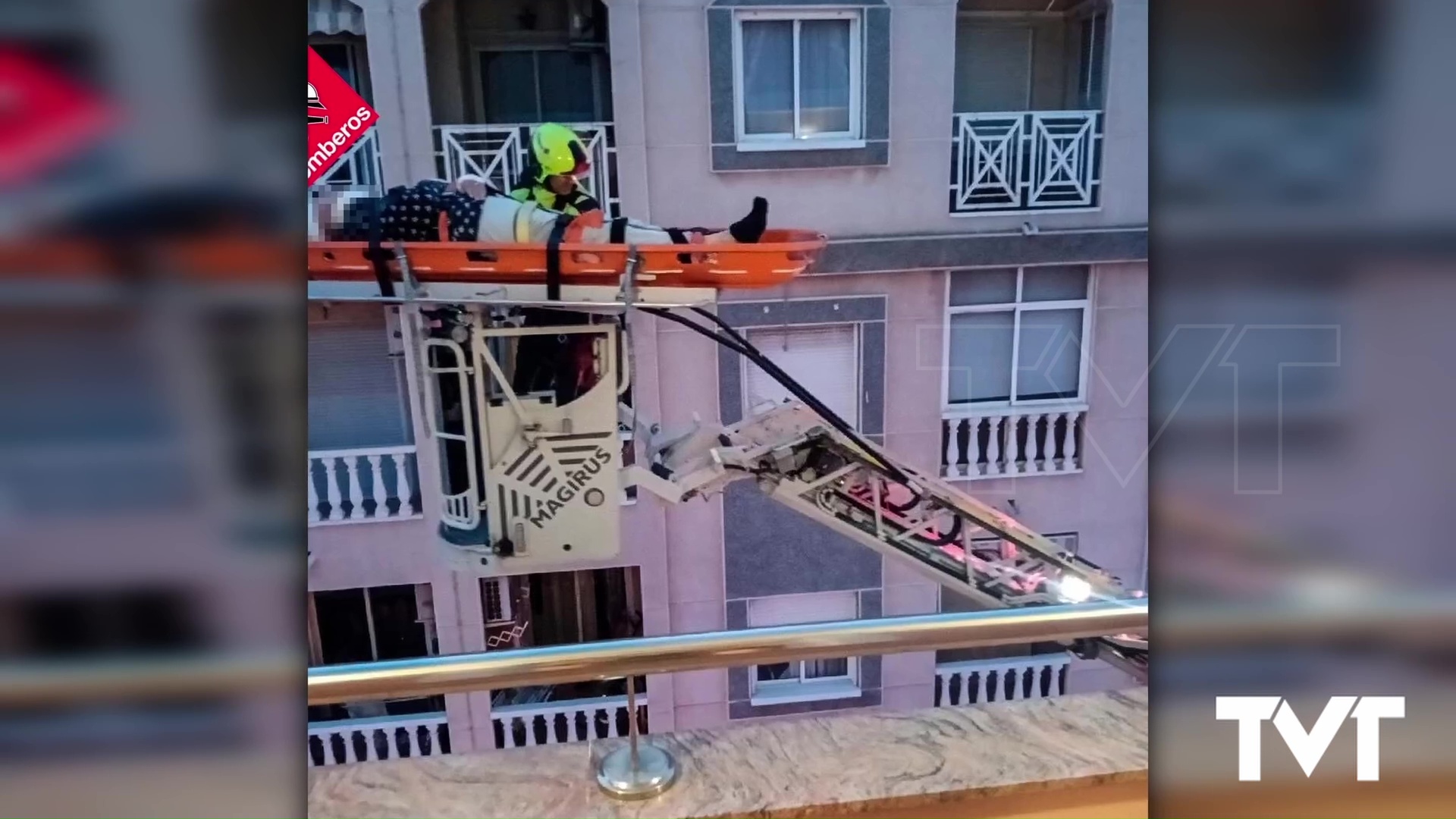 Imagen de Los bomberos evacuan a una persona por la ventana de su vivienda tras sufrir una caída accidental
