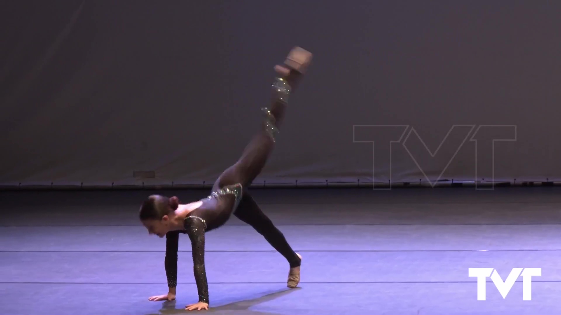 Imagen de 400 bailarines participan en el XI Campeonato de España de Artes Escénicas celebrado en el Teatro Municipal de Torrevieja