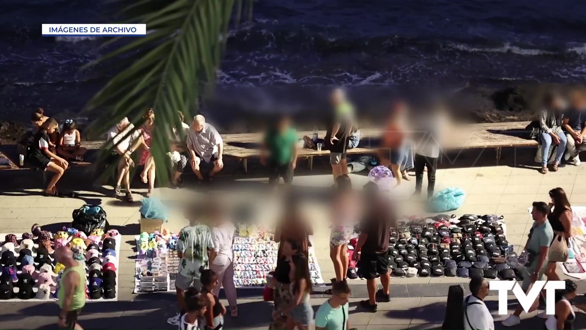 Imagen de Gran despliegue de Policía Local y Guardia Civil en el Paseo Marítimo de Torrevieja contra la venta ambulante ilegal
