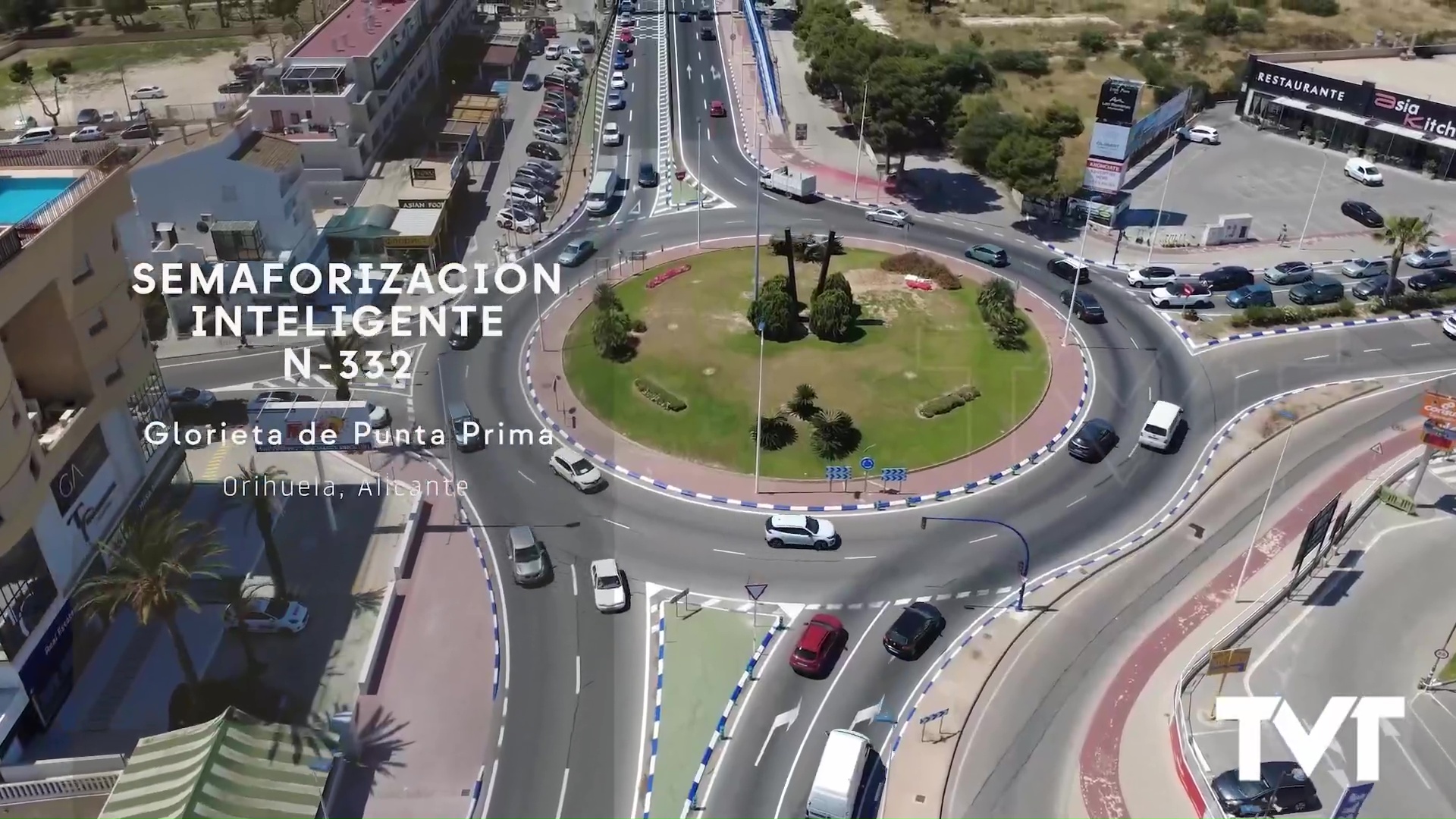 Imagen de Transportes finaliza la instalación de un sistema pionero de semaforización inteligente en la Glorieta de Punta Prima, en Torrevieja