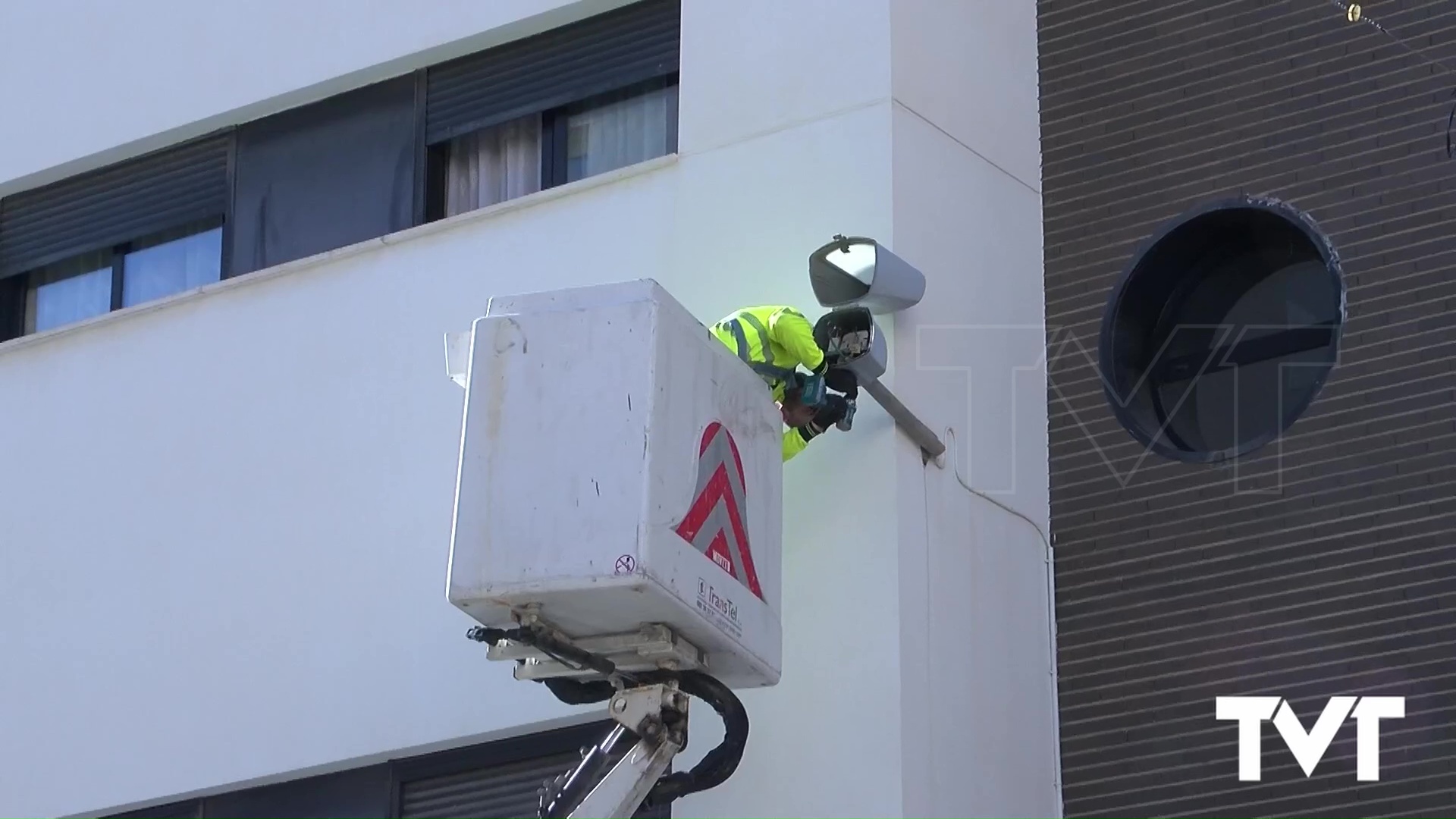 Imagen de Torrevieja invierte cerca de 180.000 euros en la modernización y ampliación de alumbrado público en diferentes zonas de la ciudad
