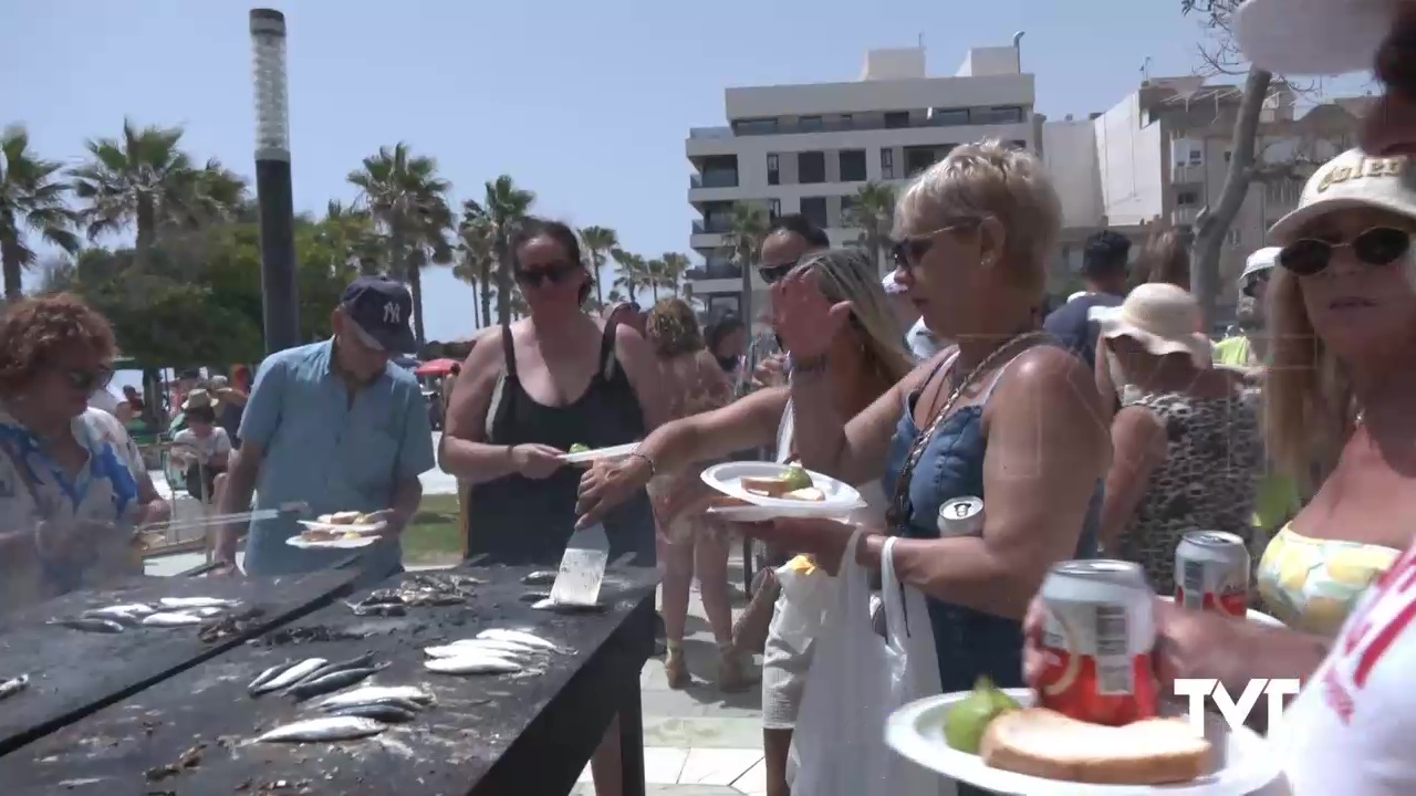 Imagen de 	La Mata recupera una de sus tradiciones más queridas con un rotundo éxito de participación: la gran sardinada