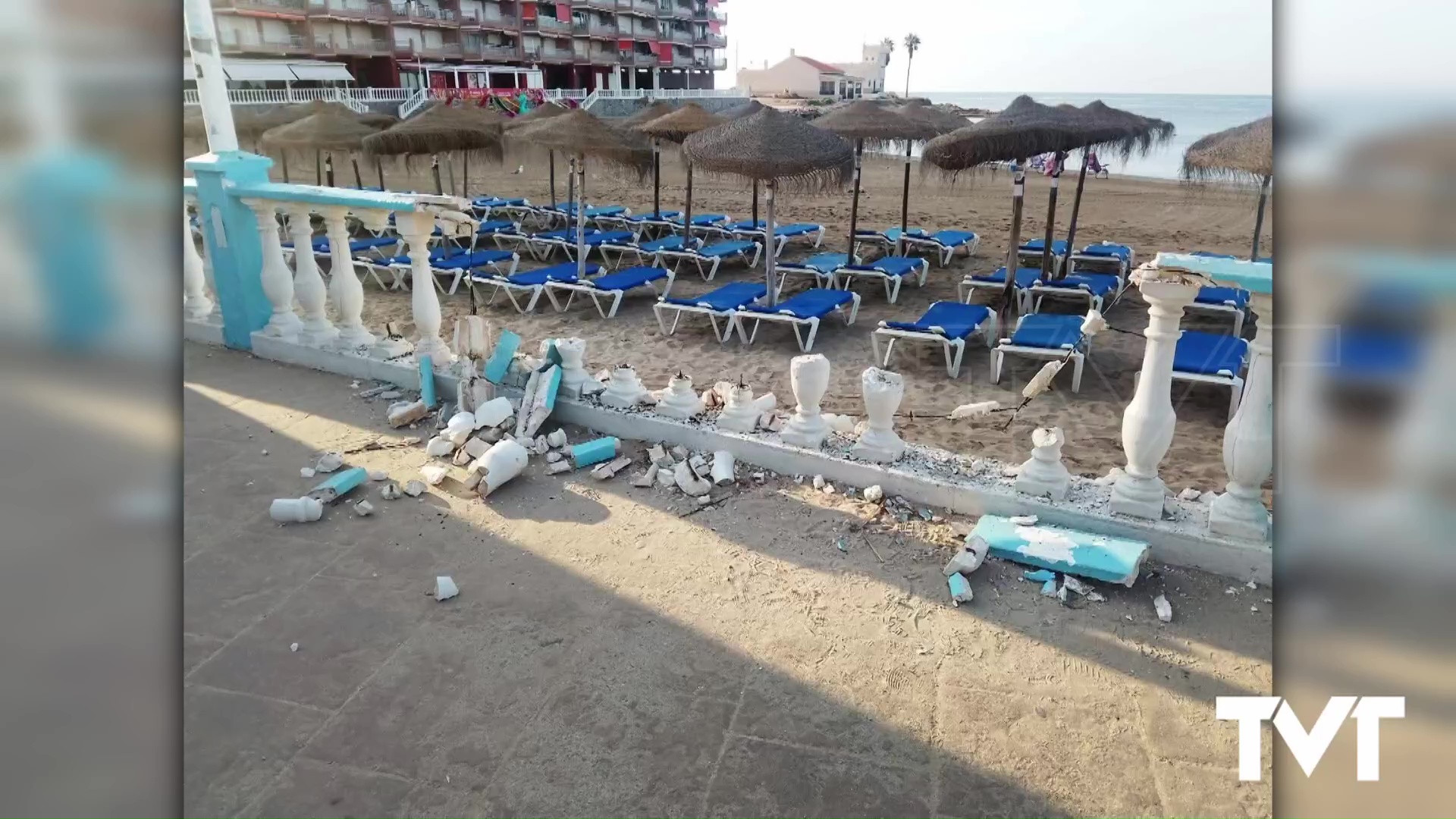 Imagen de Aparece destrozada parte de la balaustrada del paseo de la Playa de Los Locos
