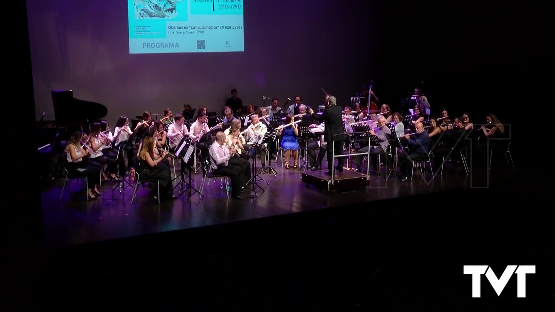 Imagen de La Orquesta de flautas Casanovas conquista el Teatro de Torrevieja con su melodioso concierto